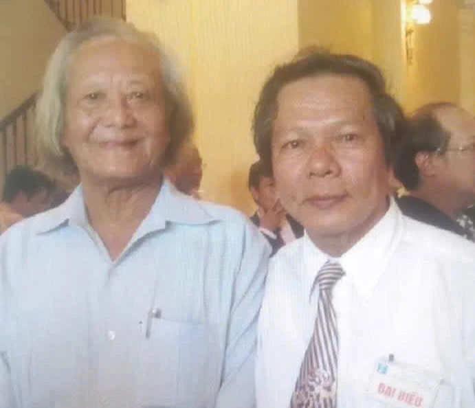 Tác giả chụp ảnh kỷ niệm cùng Phó Giáo sư, Nhà giáo Nhân dân Dương Viết Á - Ảnh: D.V.C