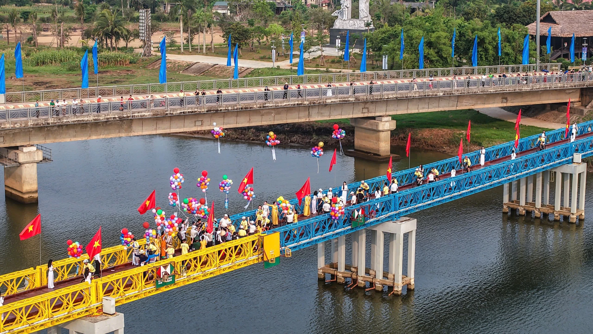 Vận động viên tham gia “Ngày hội đạp xe vì hòa bình” đi qua cầu Hiền Lương lịch sử - Ảnh: Ban tổ chức lễ hội cung cấp