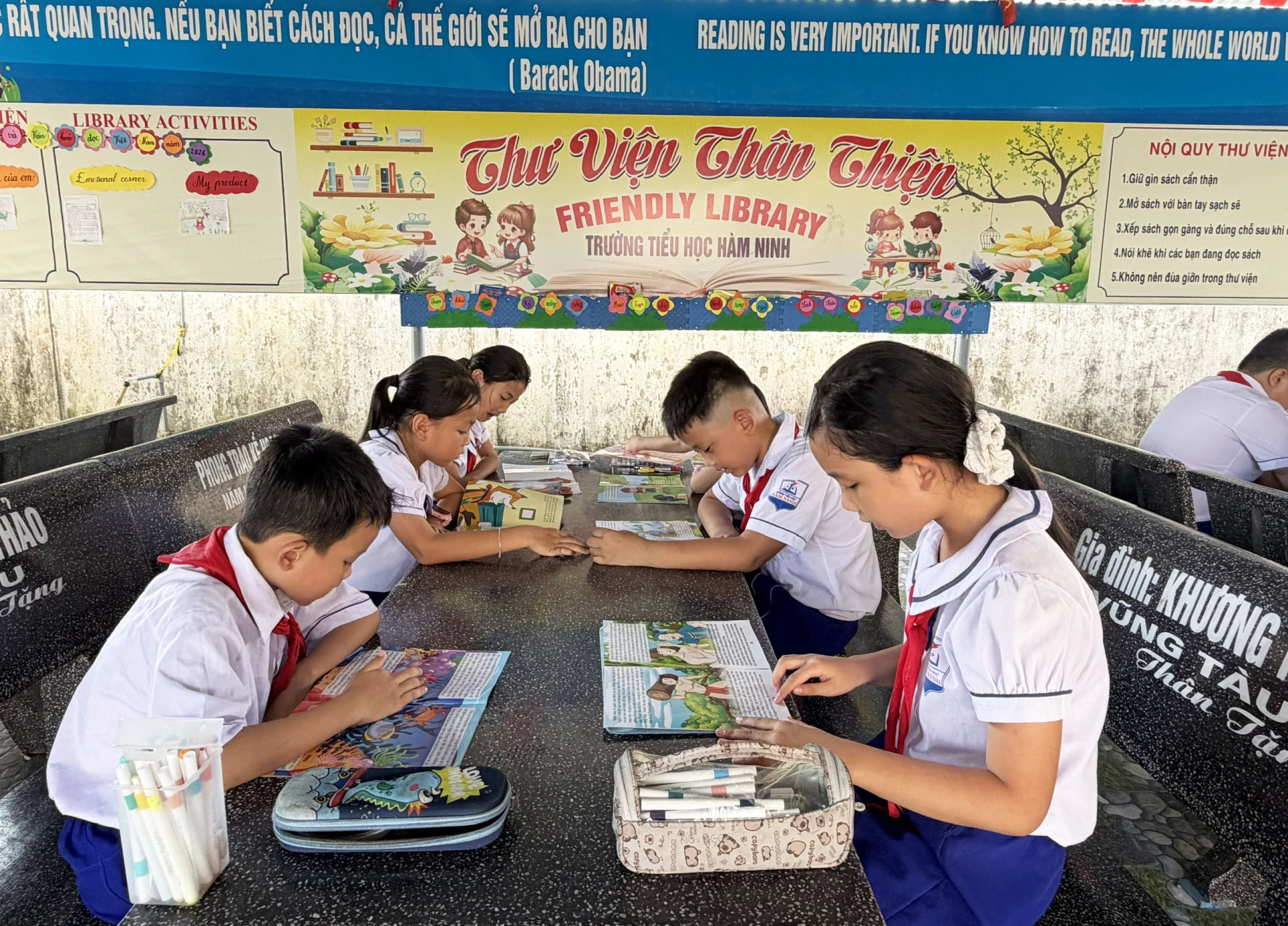 Nhiều trường học đầu tư nguồn sách truyện tiếng Anh nhằm tạo sức hút và cải thiện chất lượng dạy học ngoại ngữ - Ảnh: Nh.V