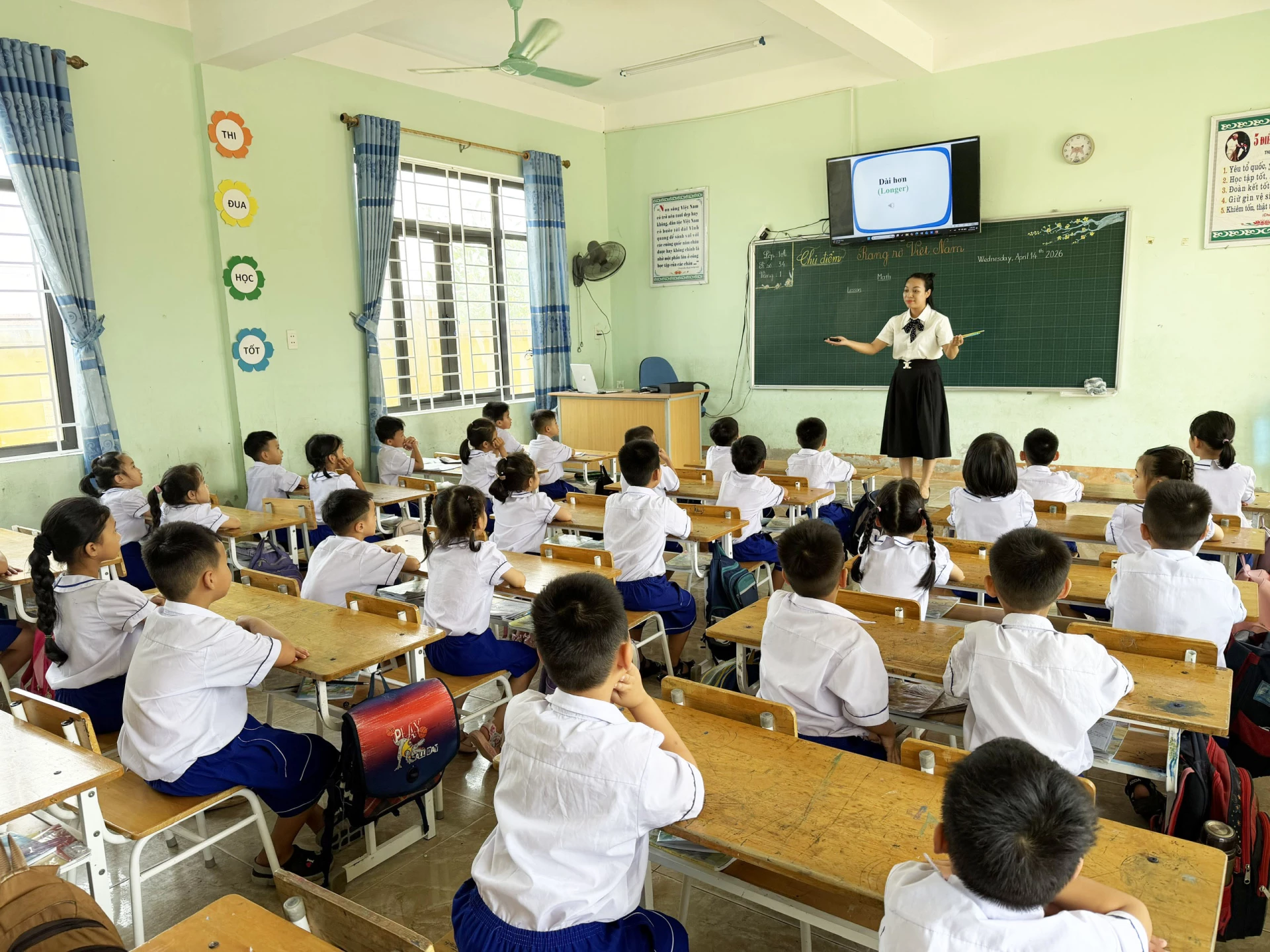 Giờ học Toán bằng tiếng Anh sôi nổi của học sinh Trường tiểu học Hàm Ninh - Ảnh: Nh.V