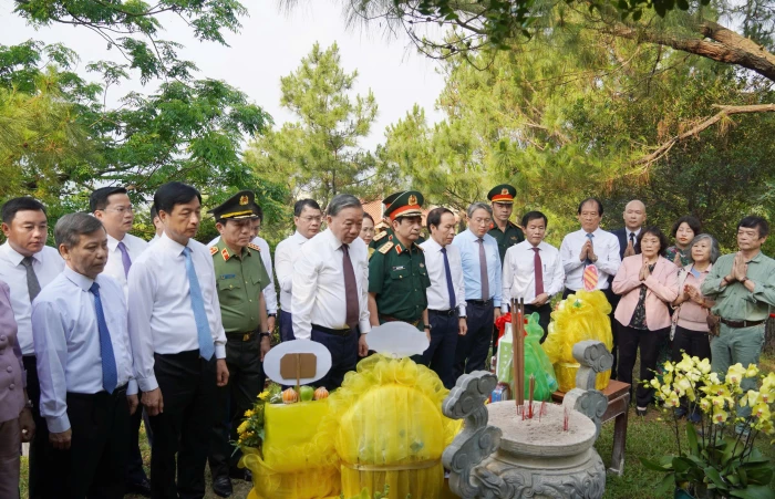 Đồng chí Tô Lâm, Tổng Bí thư, Chủ tịch nước dâng hương tri ân Đại tướng Võ Nguyên Giáp và các anh hùng liệt sĩ
