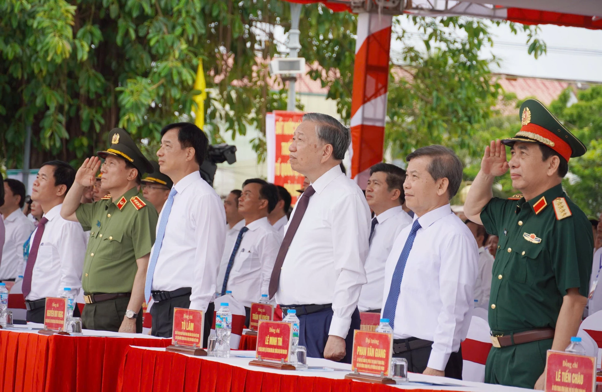 Đồng chí Tô Lâm, Tổng Bí thư, Chủ tịch nước và các đại biểu thực hiện nghi lễ chào cờ - Ảnh: X.P