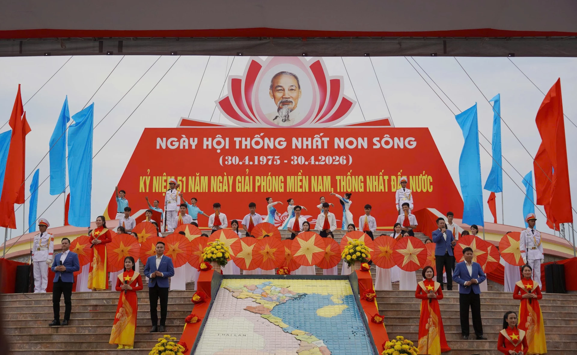 Đồng chí Tô Lâm, Tổng Bí thư, Chủ tịch nước và đoàn công tác Trung ương dự Lễ Thượng cờ 'Thống nhất non sông'