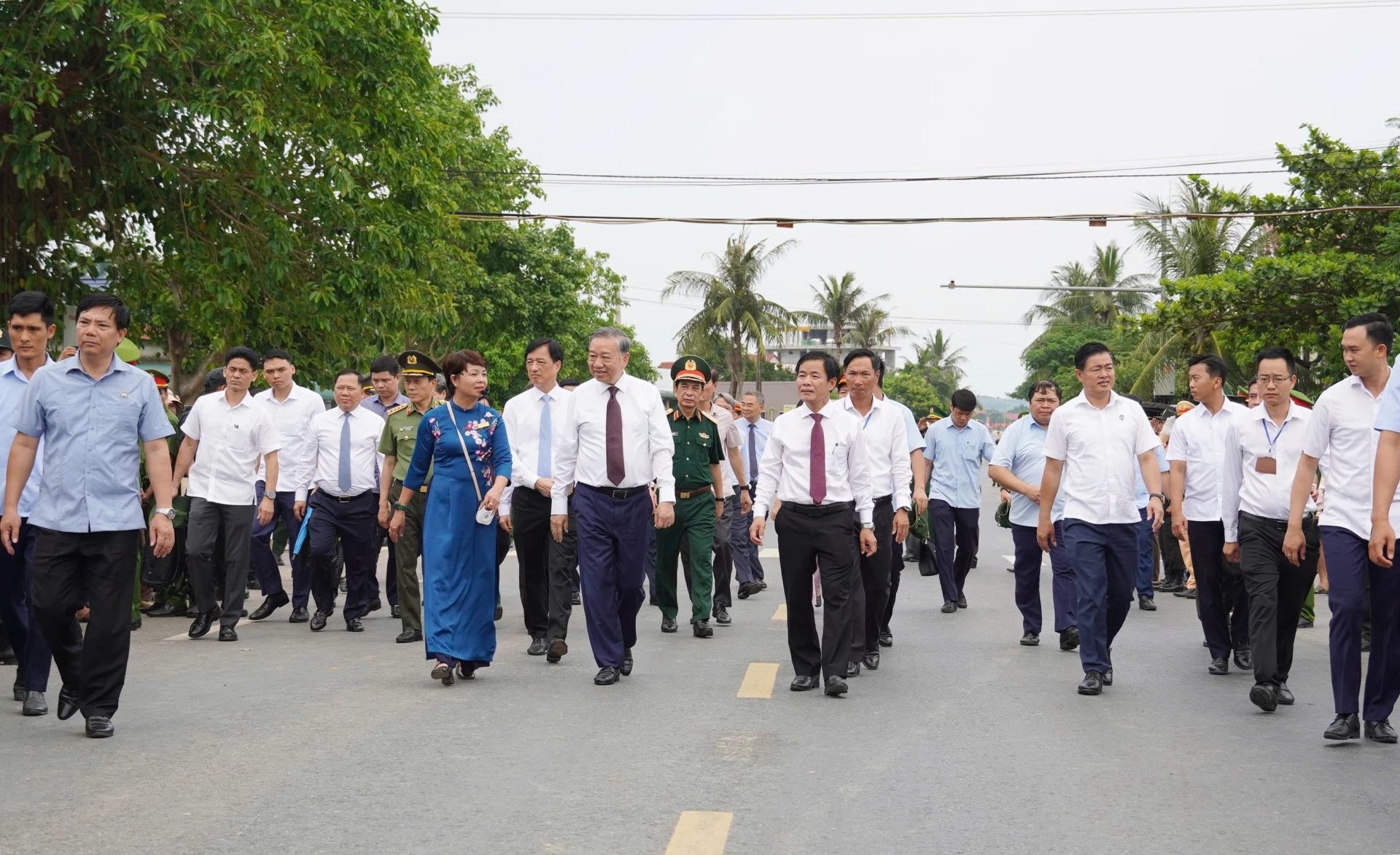 Đồng chí Tô Lâm, Tổng Bí thư, Chủ tịch nước và các đại biểu tiến về cầu Hiền Lương - Ảnh: X.P
