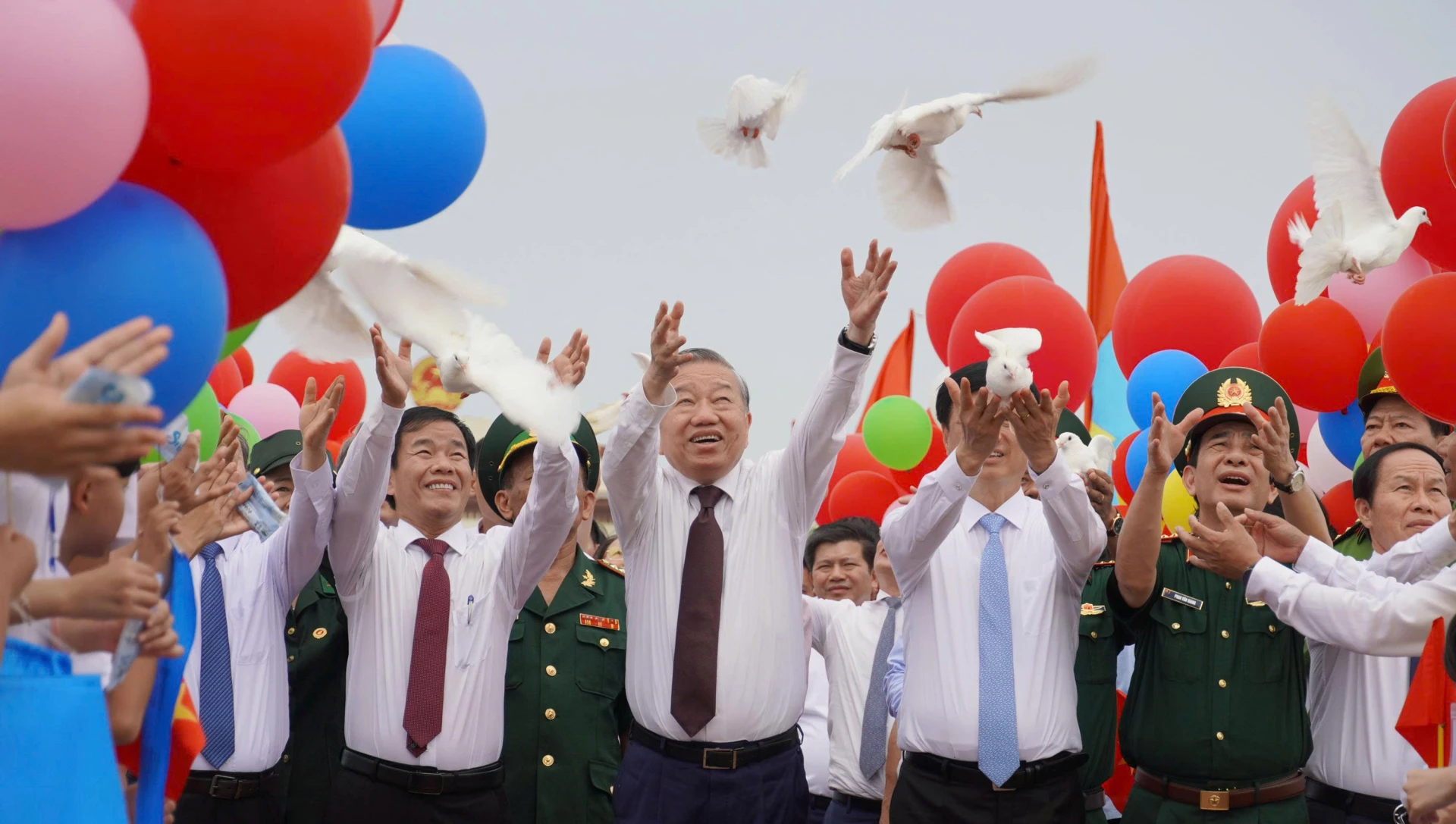 Đồng chí Tô Lâm, Tổng Bí thư, Chủ tịch nước và đoàn công tác Trung ương dự Lễ Thượng cờ 'Thống nhất non sông'