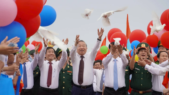 Đồng chí Tô Lâm, Tổng Bí thư, Chủ tịch nước và đoàn công tác Trung ương dự Lễ Thượng cờ 'Thống nhất non sông'