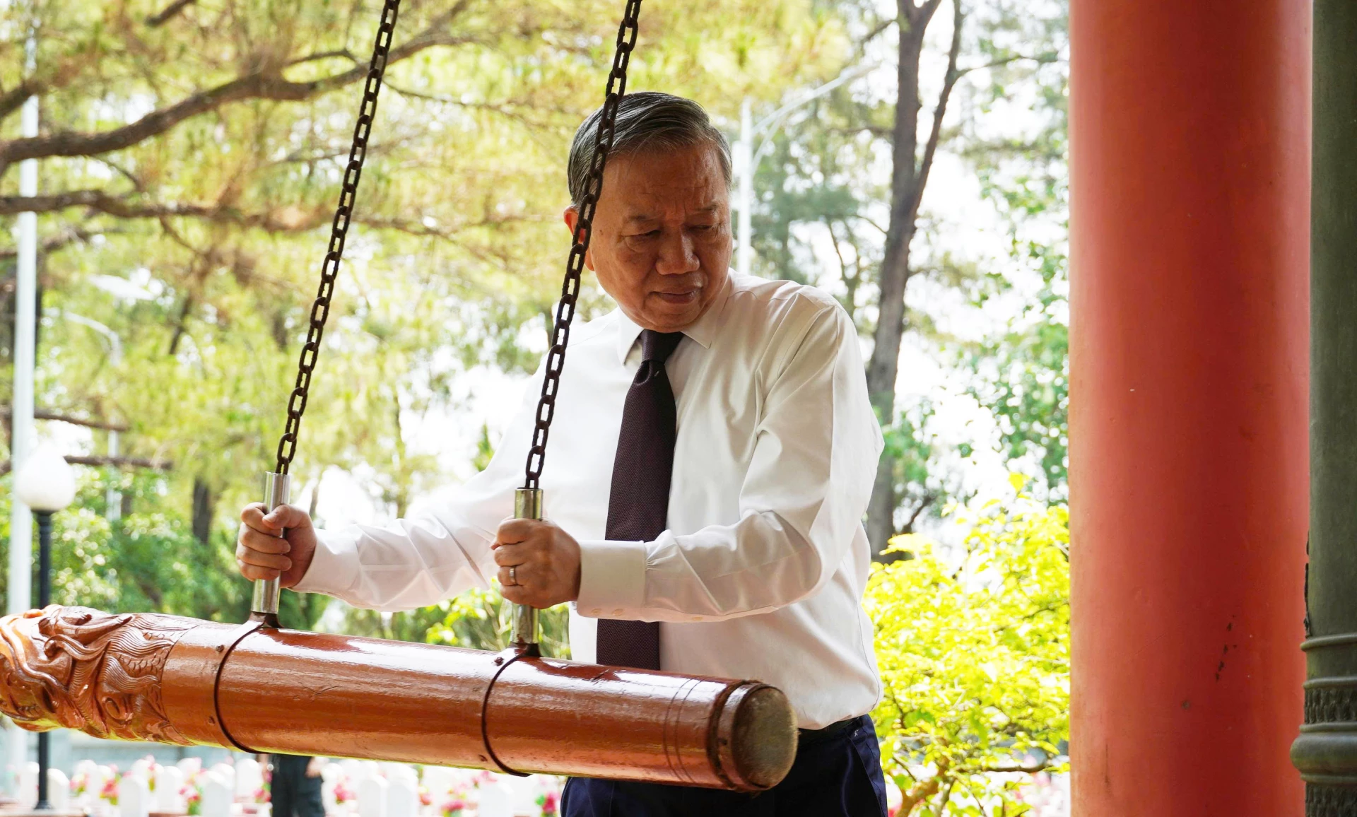 Đồng chí Tô Lâm, Tổng Bí thư, Chủ tịch nước thực hiện nghi thức thỉnh chuông - Ảnh: X.P