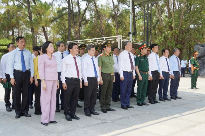 Đồng chí Tô Lâm, Tổng Bí thư, Chủ tịch nước dâng hương tại Nghĩa trang liệt sĩ quốc gia Trường Sơn