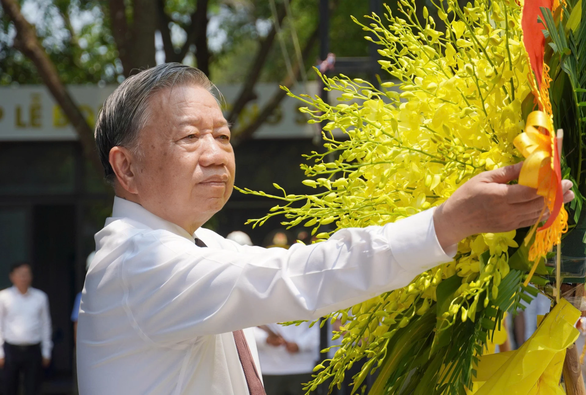 Đồng chí Tổng Bí thư, Chủ tịch nước Tô Lâm dâng hoa tưởng nhớ các Anh hùng liệt sĩ - Ảnh: X.P