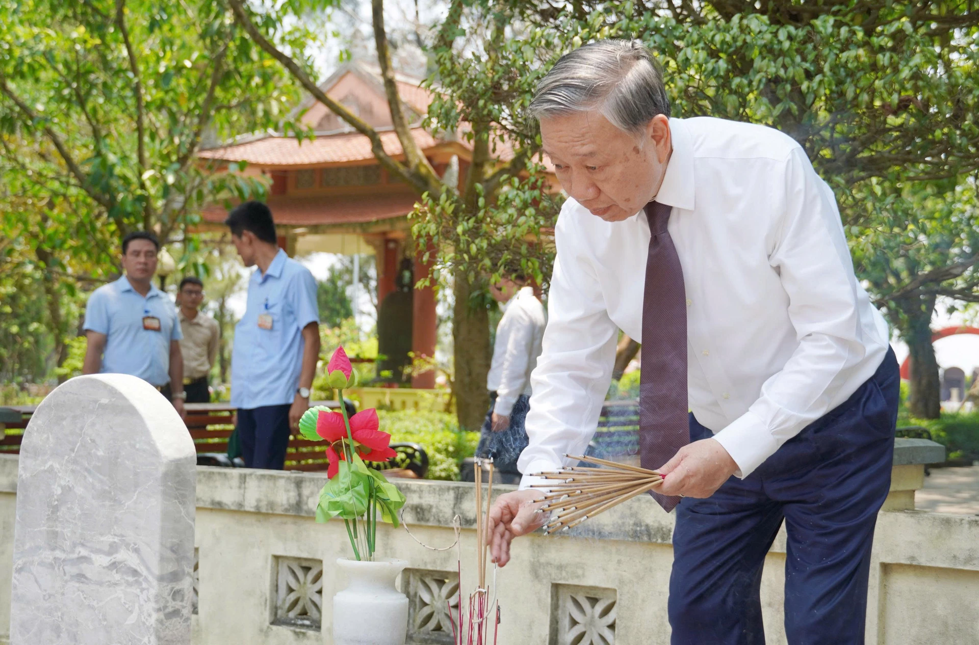 Đồng chí Tổng Bí thư, Chủ tịch nước Tô Lâm dâng hương lên các phần mộ Anh hùng liệt sĩ - Ảnh: X.P
