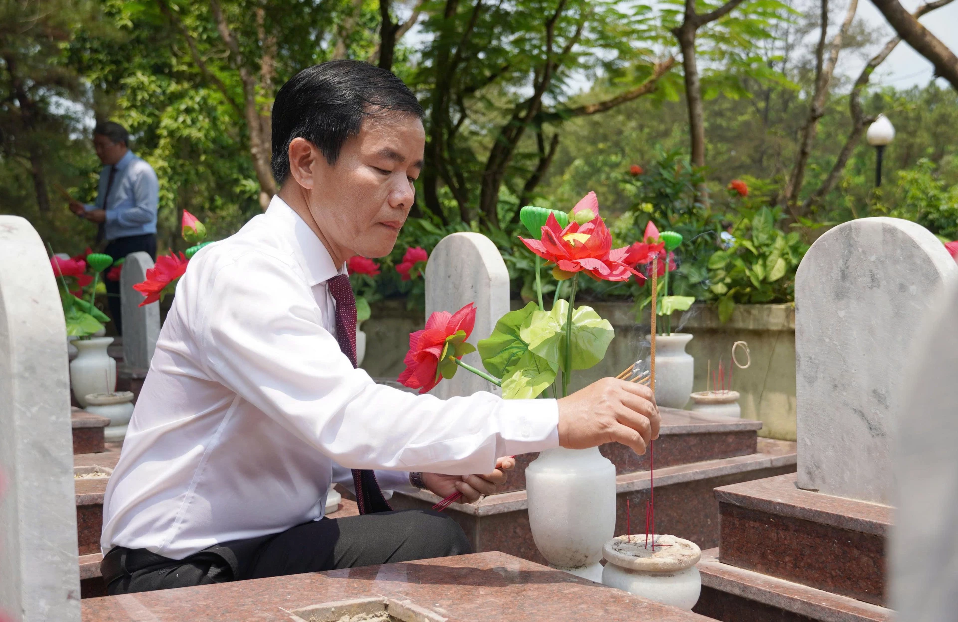 Đồng chí Nguyễn Văn Phương, Ủy viên Trung ương Đảng, Bí thư Tỉnh ủy dâng hương tại phần mộ các Anh hùng liệt sĩ - Ảnh: X.P