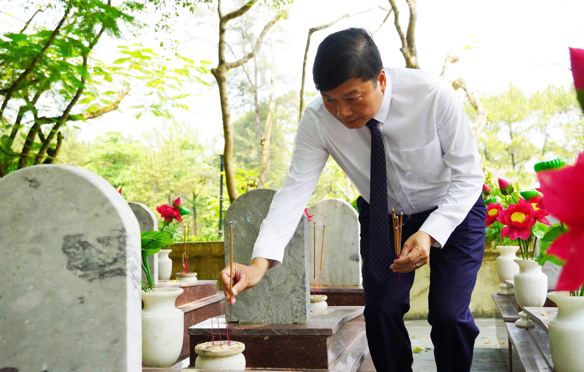 Đồng chí Lê Hồng Vinh, Phó Bí thư Tỉnh ủy, Chủ tịch UBND tỉnh dâng hương tại phần mộ các Anh hùng liệt sĩ - Ảnh: X.P