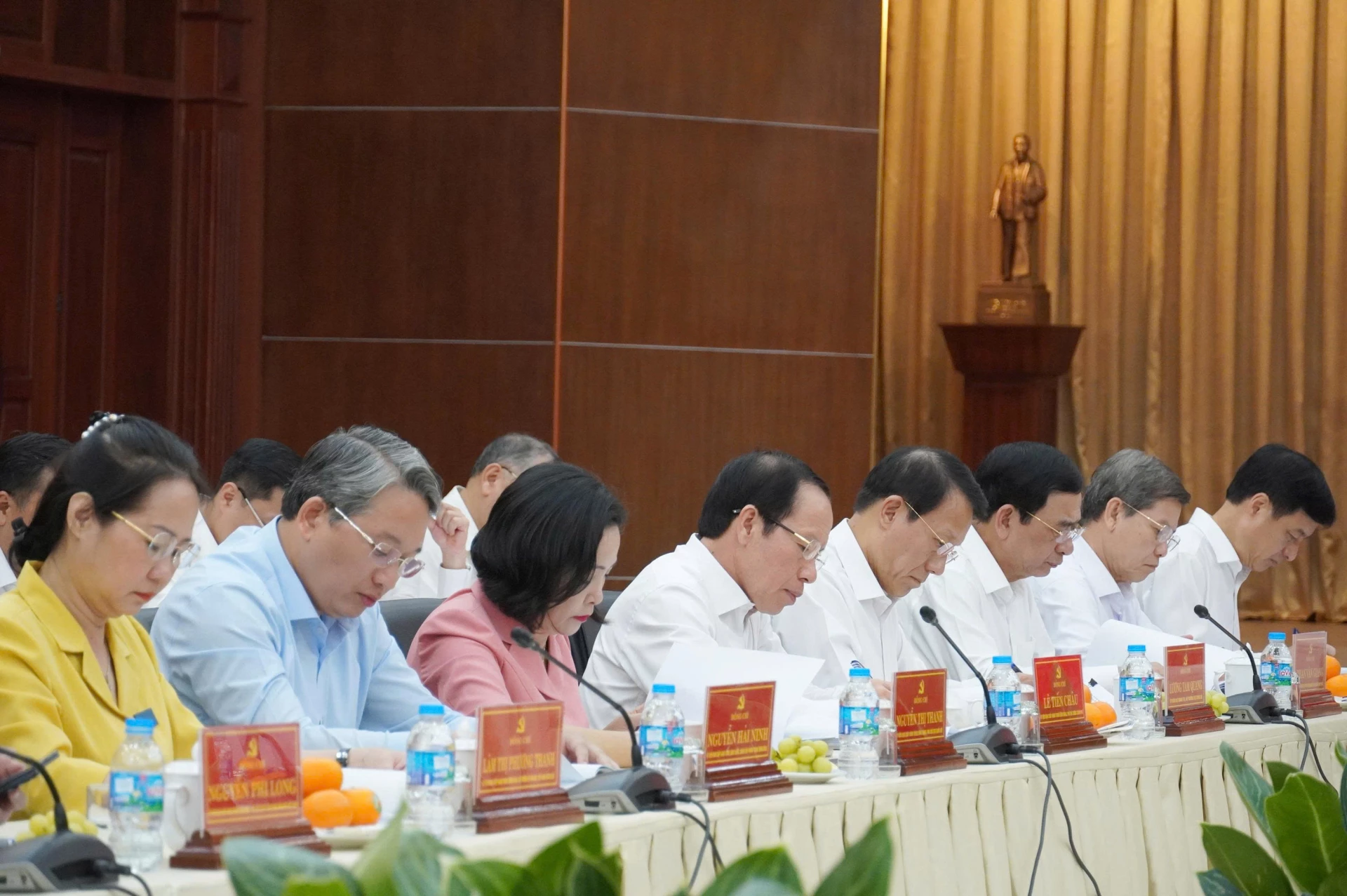 Các đại biểu tham dự buổi làm việc - Ảnh: X.P