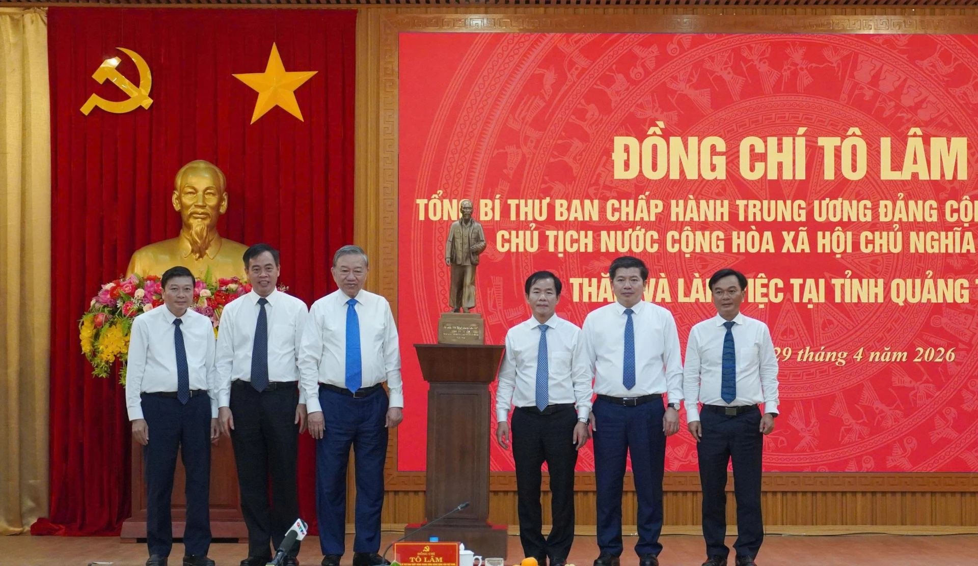 Đồng chí Tổng Bí thư, Chủ tịch nước Tô Lâm tặng phẩm Bác Hồ về thăm quê năm 1961 cho tỉnh Quảng Trị - Ảnh: X.P.