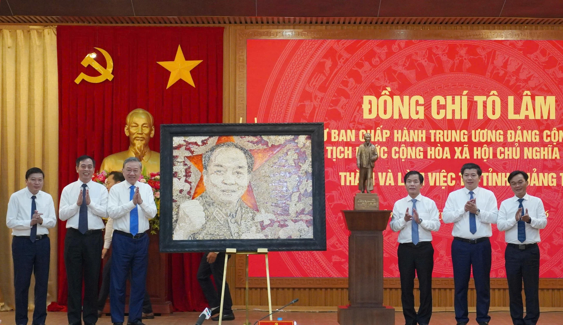 Các đồng chí trong Thường trực Tỉnh ủy trao tặng món quà lưu niệm Tổng Bí thư, Chủ tịch nước Tô Lâm bức tranh chân dung Đại tướng Võ Nguyên Giáp, vị tướng vì hòa bình - Ảnh: X.P