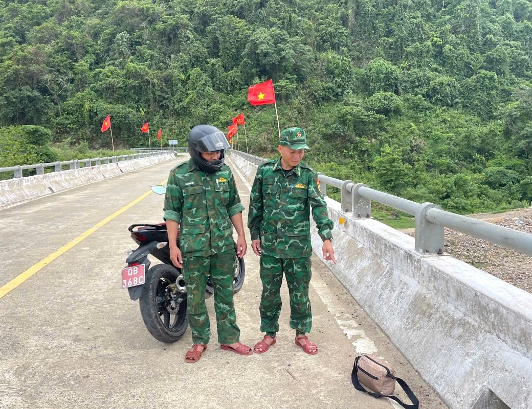 Túi đồ của du khách nước ngoài được phát hiện đánh rơi trên cầu Sê Păng Hiêng - Ảnh: L.T