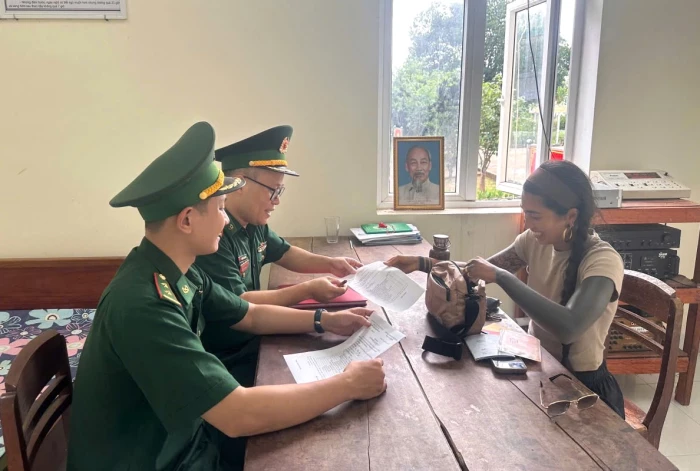 Đồn Biên phòng Hướng Lập trao trả tài sản cho du khách nước ngoài đánh rơi
