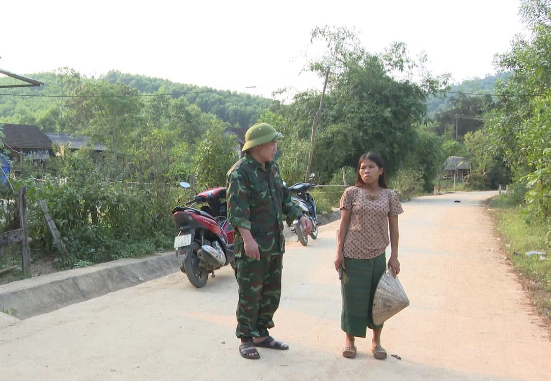 Nhân viên Trạm Bảo vệ rừng số 2 tuyên truyền cho bà con về phòng cháy, chữa cháy rừng - Ảnh: N.M.P
