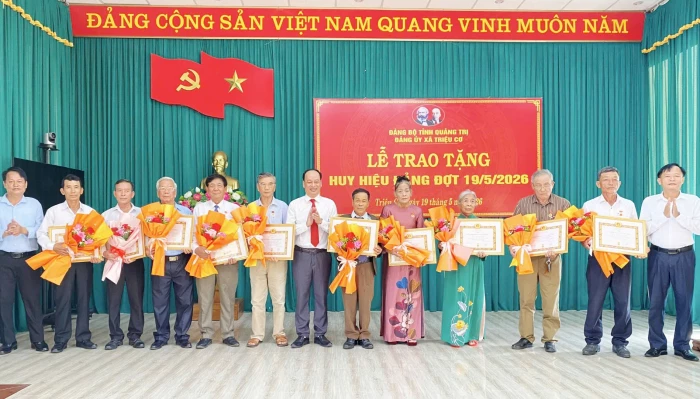 Các địa phương tổ chức trao tặng Huy hiệu Đảng đợt 19/5