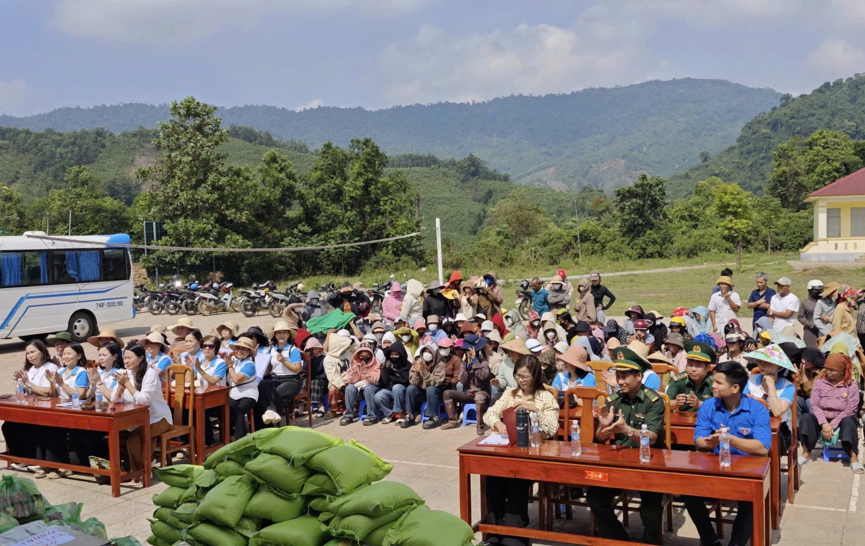 Nhiều hội viên phụ nữ nghèo tham dự từ chương trình “Đồng hành cùng phụ nữ biên cương” năm 2026 do Hội LHPN phường Đông Hà tổ chức tại xã Đakrông - Ảnh: K.S