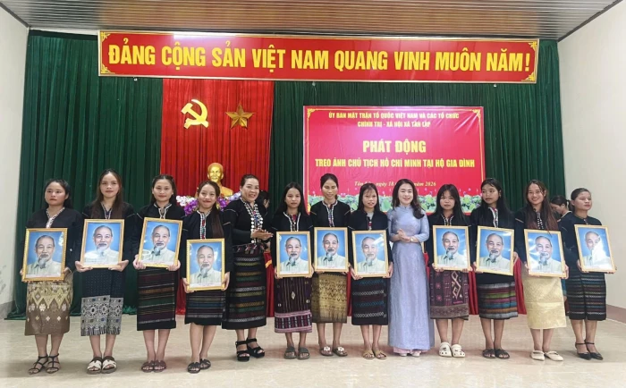 Tặng 500 ảnh Bác Hồ cho các hộ dân trên địa bàn