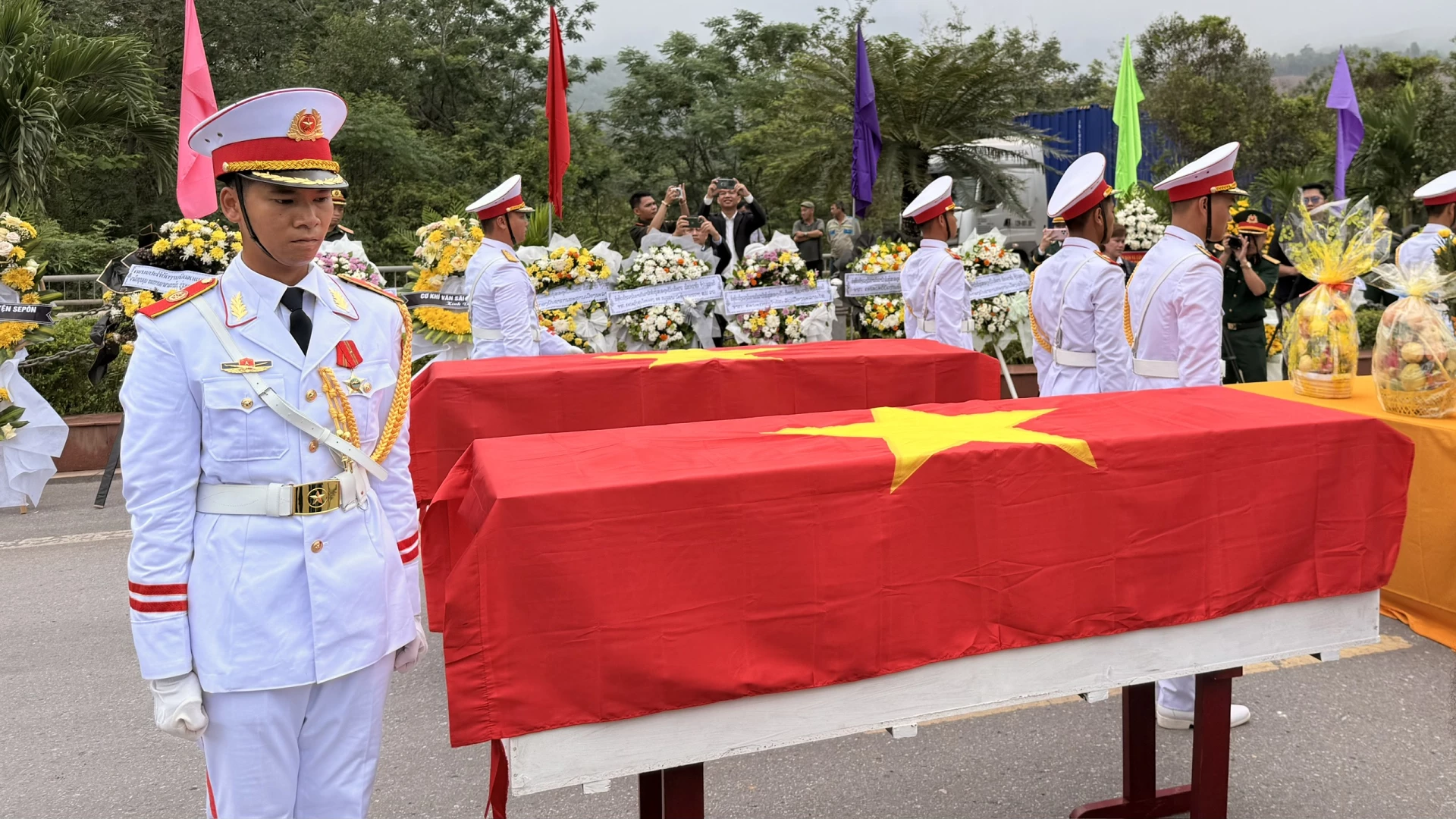 Lễ đón nhận hài cốt được tổ chức thành kính, trang nghiêm - Ảnh: Hoàng Hùng