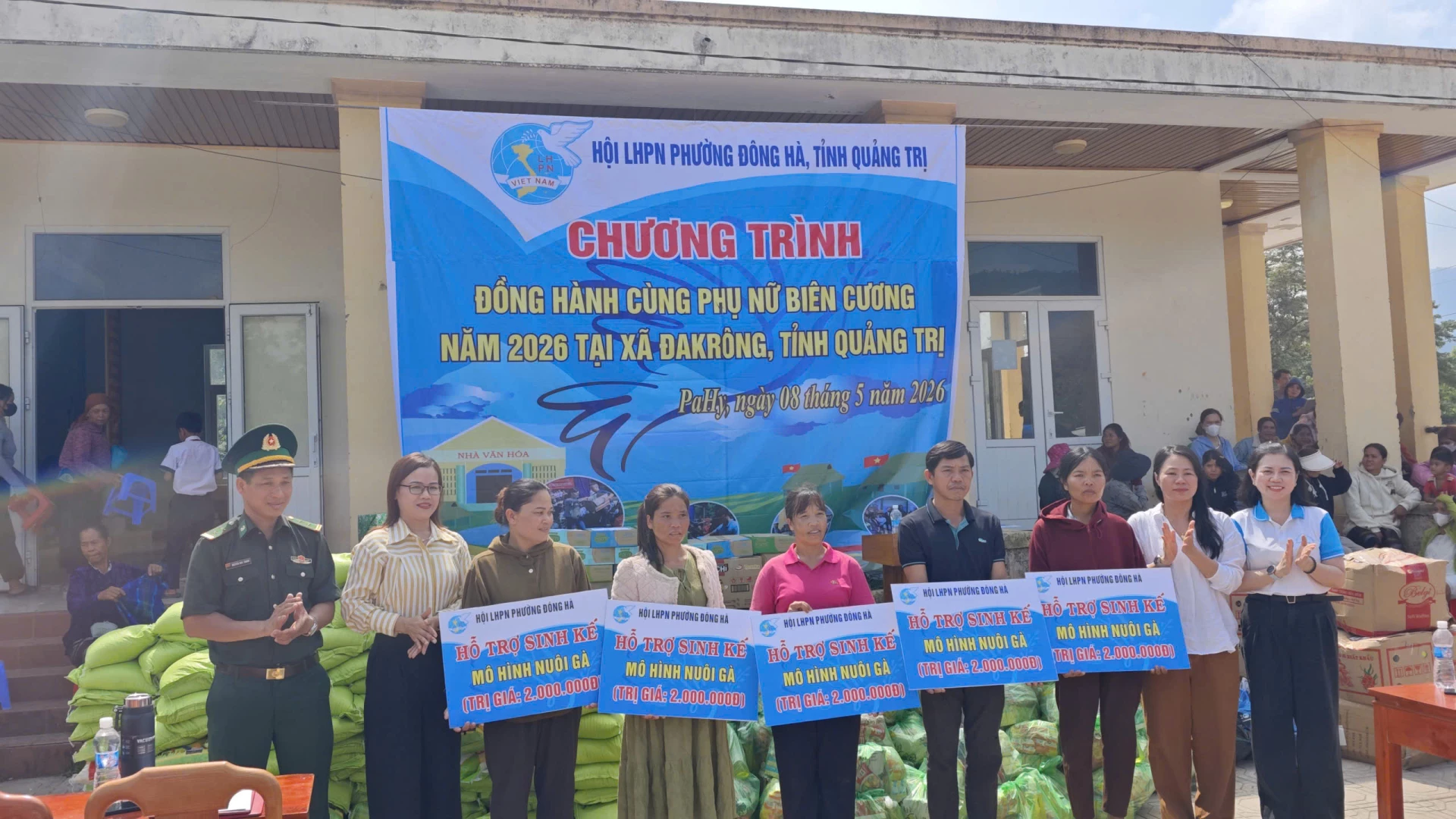 Trao hỗ trợ mô hình sinh kế chăn nuôi gà cho các hộ gia đình hội viên phụ nữ khó khăn ở xã Đakrông- Ảnh: K.S