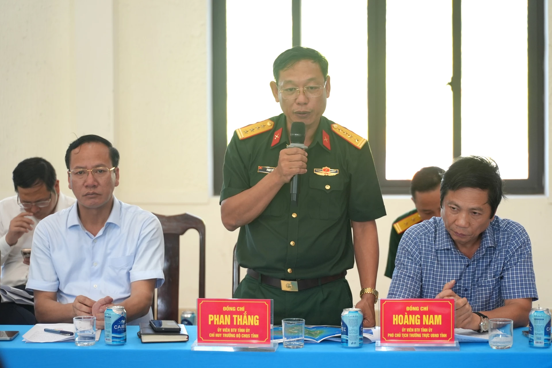 Đại tá Phan Thắng, Chỉ huy trưởng Bộ CHQS tỉnh phát biểu tại buổi làm việc - Ảnh: T.Đ