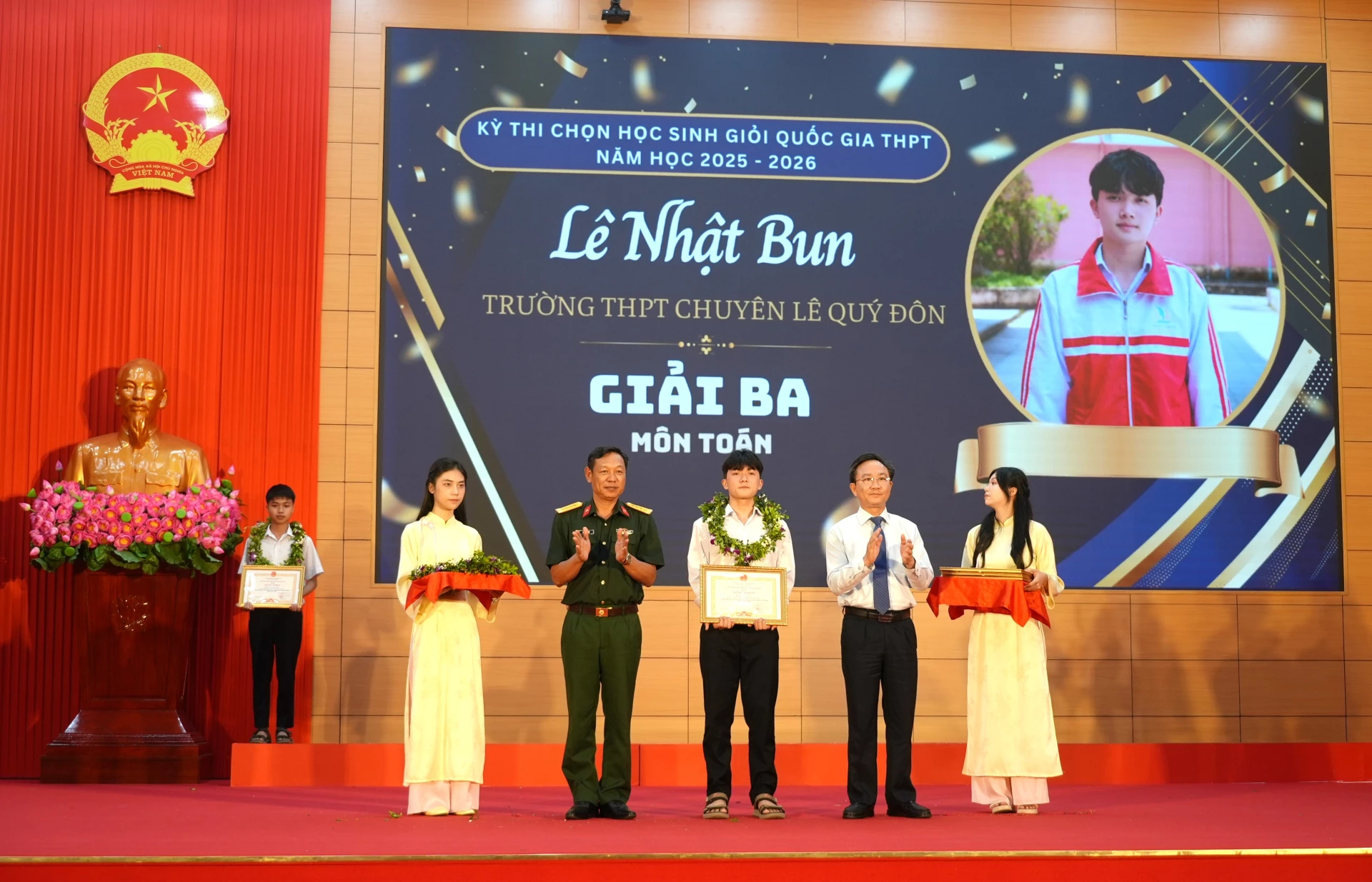 Đại tá Phan Thắng, Chỉ huy trưởng Bộ Chỉ huy Quân sự tỉnh và đồng chí Hoàng Xuân Tân, Phó Chủ tịch UBND tỉnh trao bằng khen