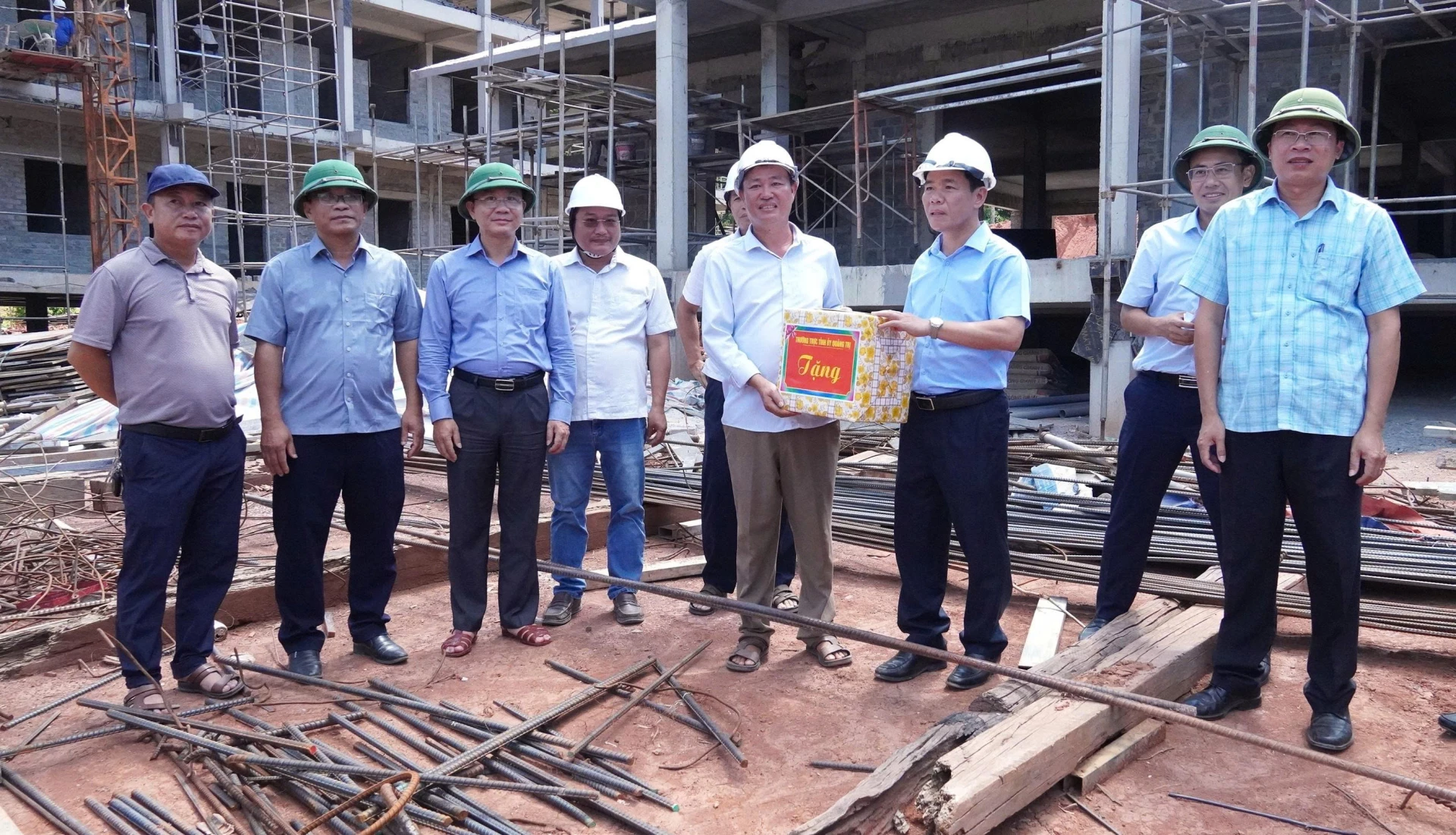 Đồng chí Nguyễn Văn Phương, Bí thư Tỉnh ủy tặng quà động viên chủ đầu tư, đơn vị thi công tại công trường xây dựng Trường nội trú TH và THCS Thượng Trạch - Ảnh: Q.V