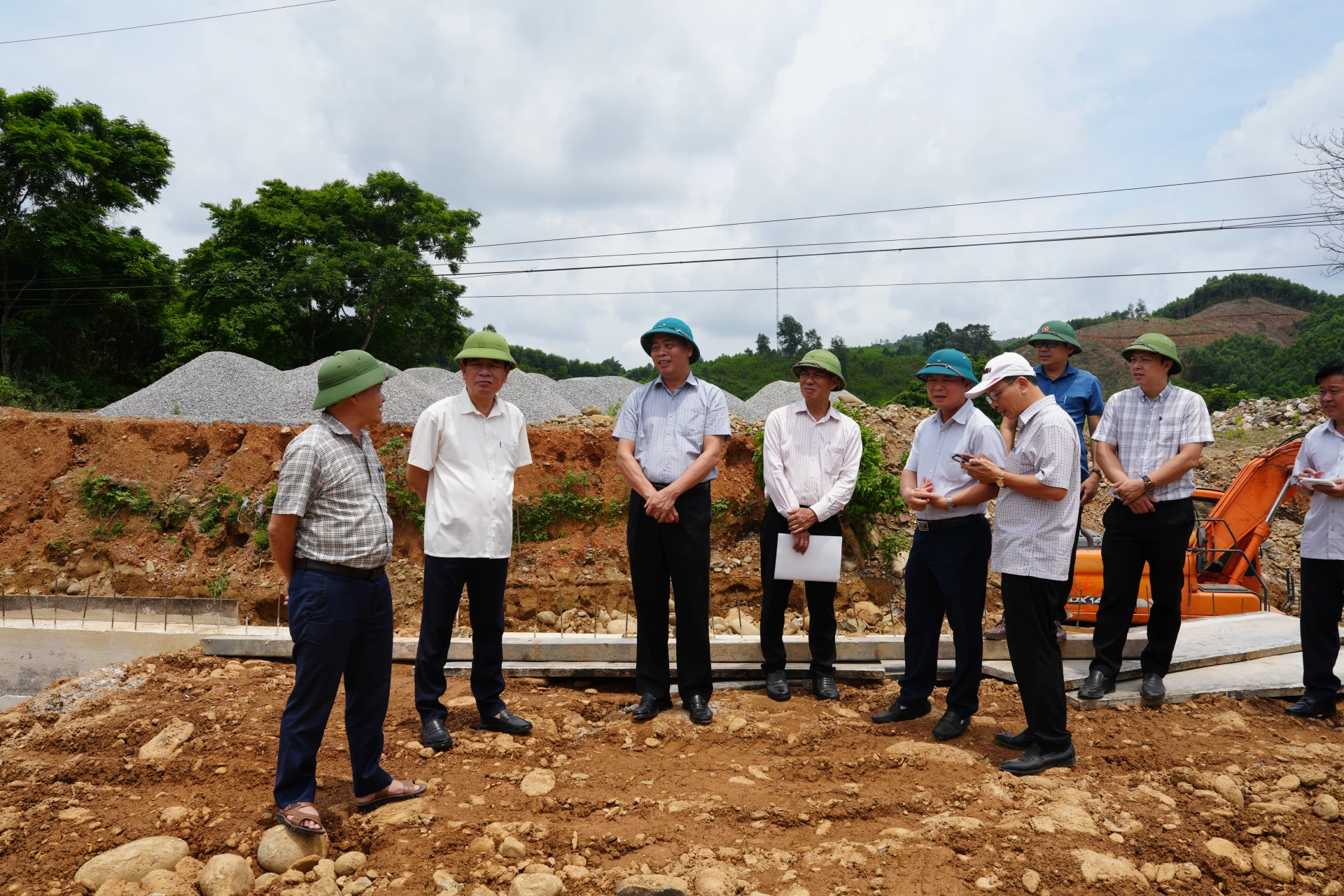 Đoàn công tác khảo sát thực tế tại khu vực thi công đường nối đường Hồ Chí Minh nhánh Đông với nhánh Tây đoạn qua xã Vĩnh Ô - Ảnh: Mỹ Nhị 