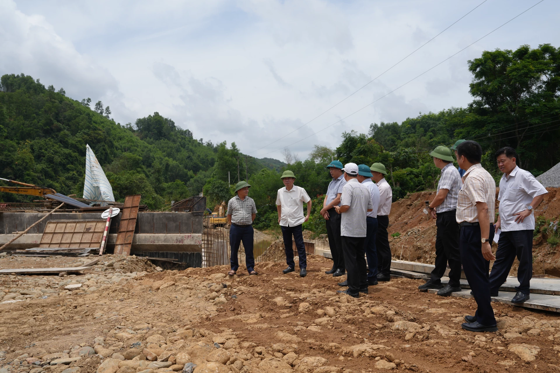 Đồng chí Nguyễn Đăng Quang nghe báo cáo về tình hình giải phóng mặt bằng đoạn 1,65km cuối tuyến vướng rừng tự nhiên tại khu vực miền núi - Ảnh: Mỹ Nhị 