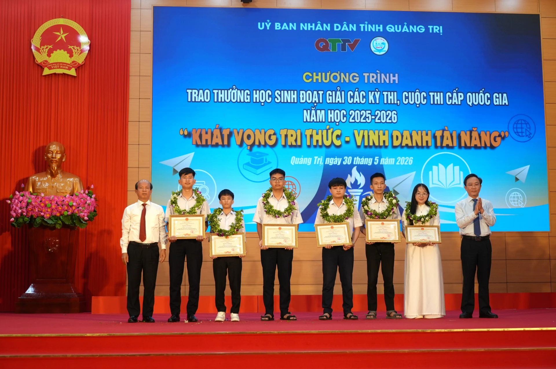 Đồng chí Hoàng Xuân Tân, Phó Chủ tịch UBND tỉnh và lãnh đạo Báo và PT -TH tỉnh trao Bằng khen cho em học sinh đạt thành tích xuất sắc tại Cuộc thi nghiên cứu khoa học kỹ thuật cấp quốc gia