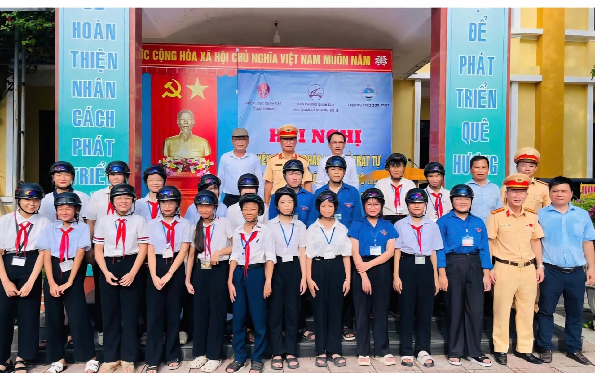Phòng Cảnh sát giao thông cùng với các đơn vị, nhà trường tặng mũ bảo hiểm cho học sinh. Ảnh: B.T