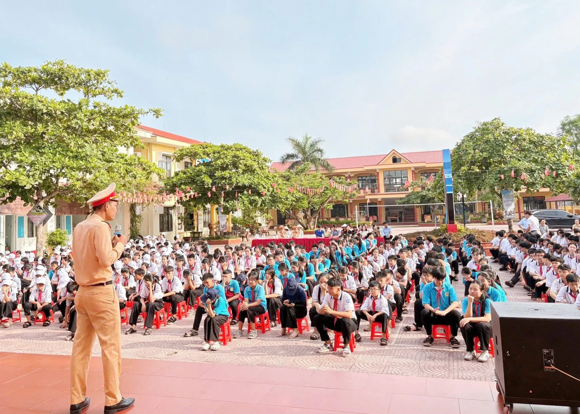 Cán bộ Phòng Cảnh sát giao thông tuyên truyền các quy định cơ bản của pháp luật về trật tự an toàn giao thông và kỹ năng tham giao giao thông an toàn. Ảnh: B.T