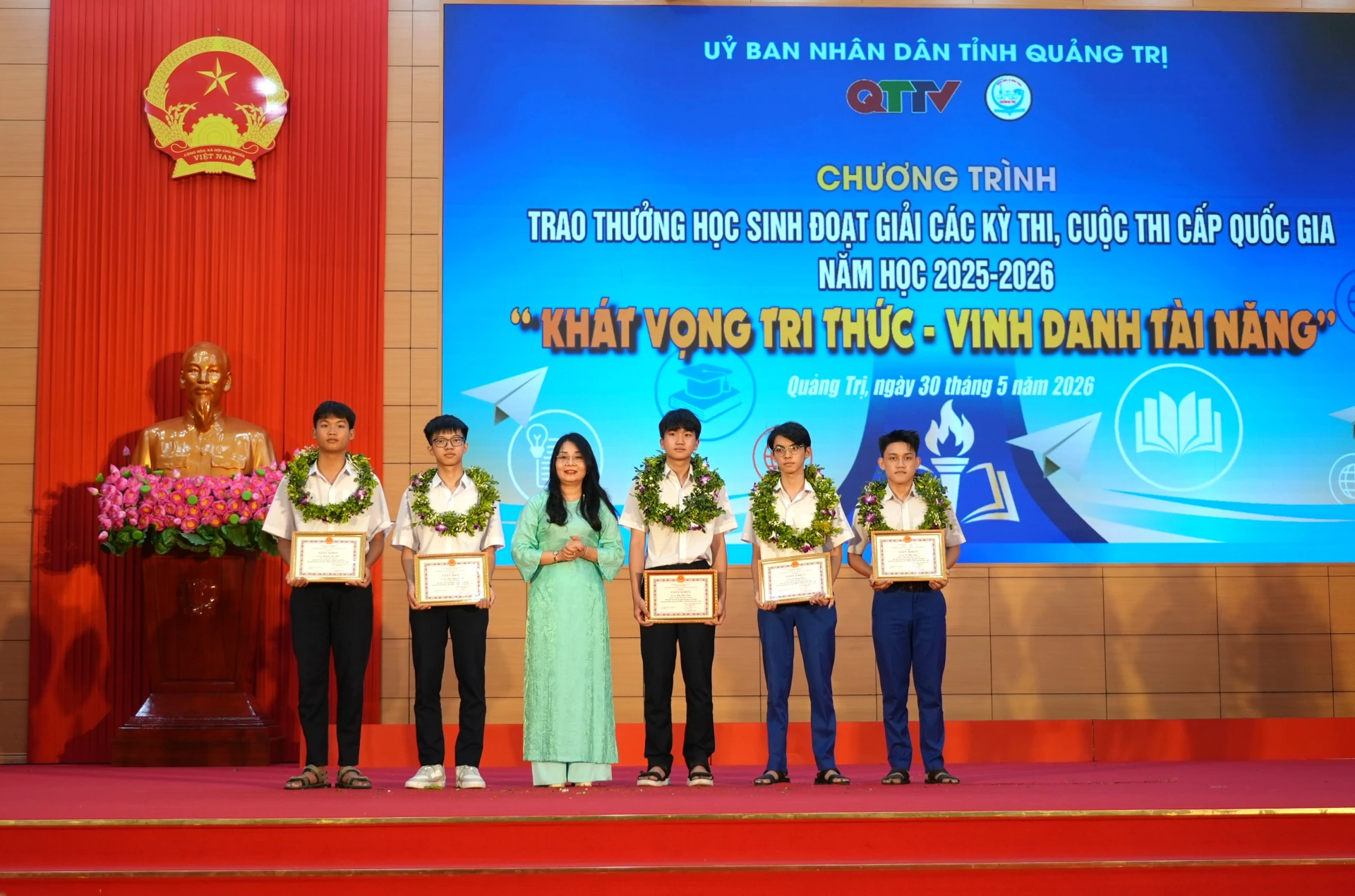 Lãnh đạo Sở Giáo dục và Đào tạo tặng giấy khen cho các học sinh đoạt giải Tư trong Cuộc thi nghiên cứu khoa học kỹ thuật cấp quốc gia năm học 2025 – 2026 - Ảnh: T.Đ