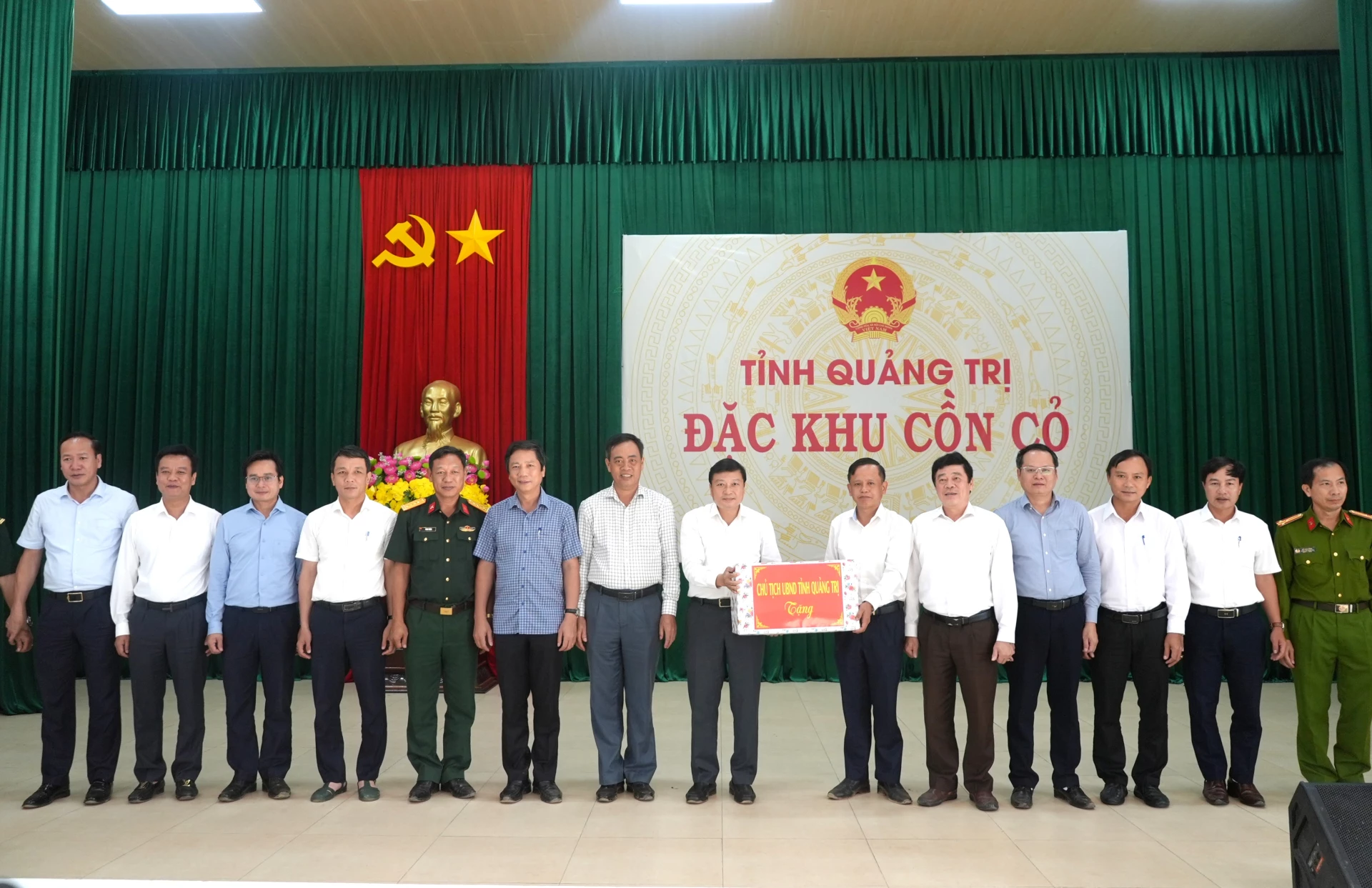 Các đồng chí lãnh đạo tỉnh tặng quà cho lãnh đạo đặc khu Cồn Cỏ - Ảnh: T.Đ