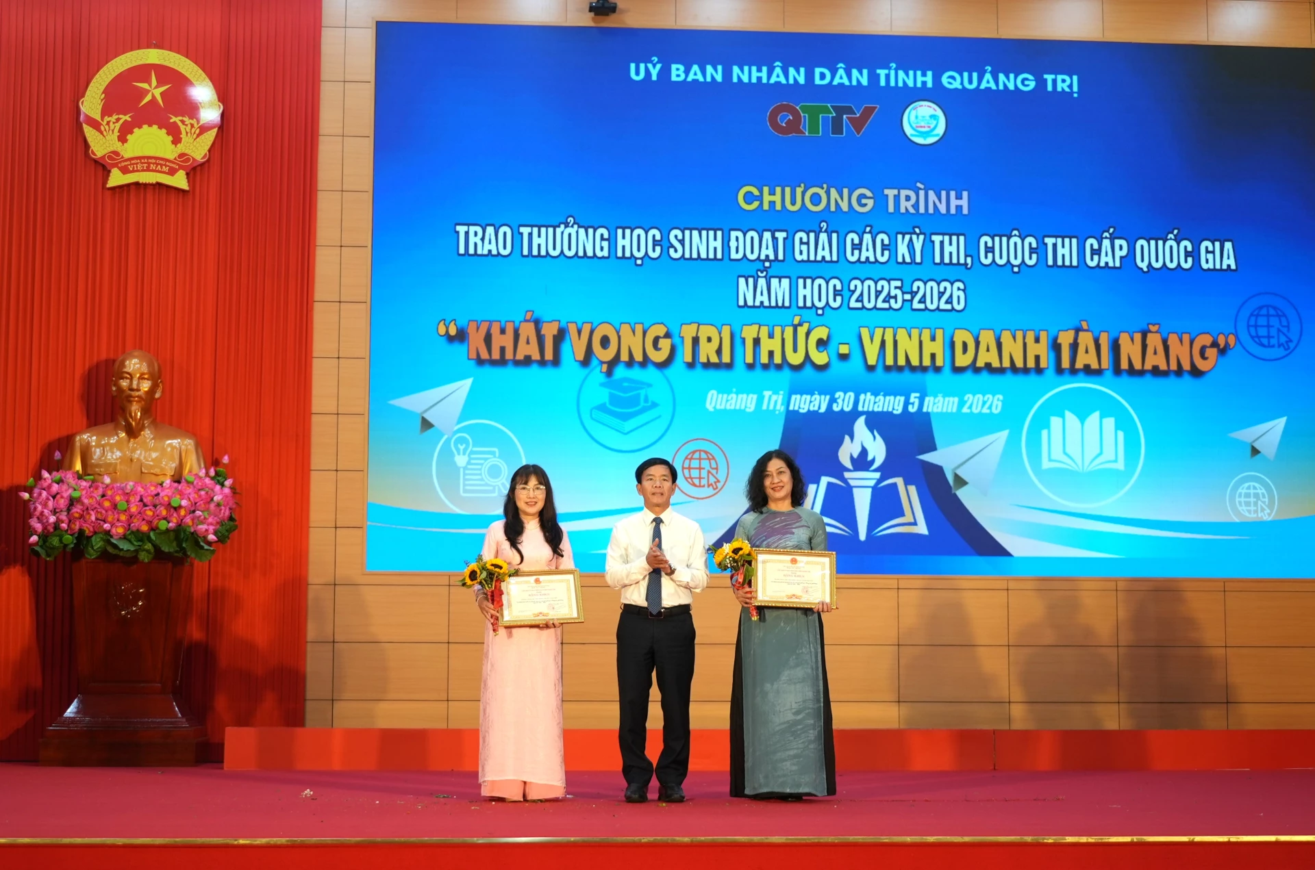 tặng Bằng khen cho 2 tập thể điển hình có thành tích xuất sắc tại Kỳ thi chọn học sinh giỏi quốc gia THPT năm học 2025 – 2026