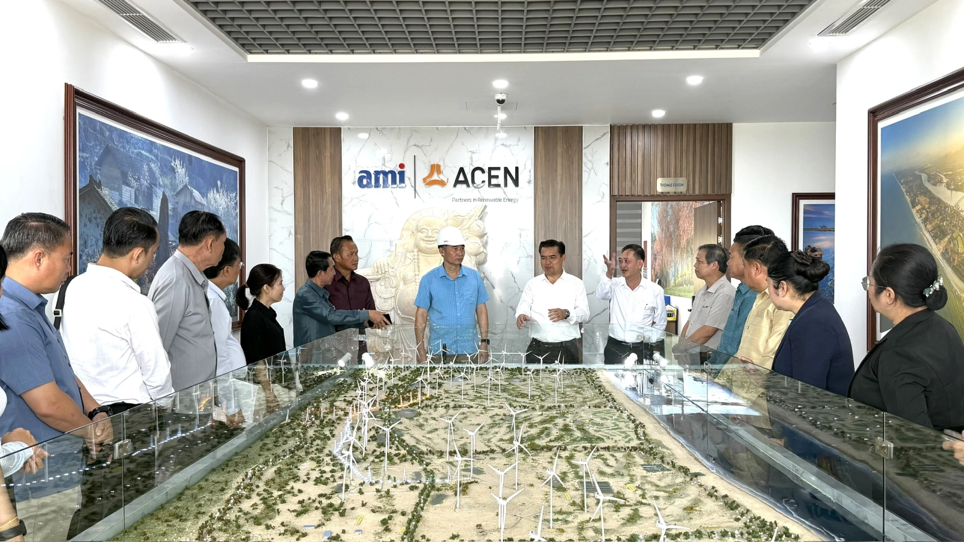 Đoàn đại biểu cấp cao tỉnh Khăm Muồn khảo sát các mô hình phát triển kinh tế tại Quảng Trị