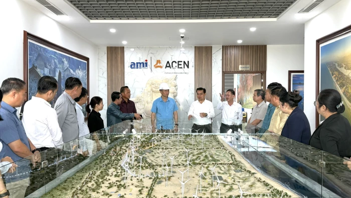 Đoàn đại biểu cấp cao tỉnh Khăm Muồn khảo sát các mô hình phát triển kinh tế tại Quảng Trị