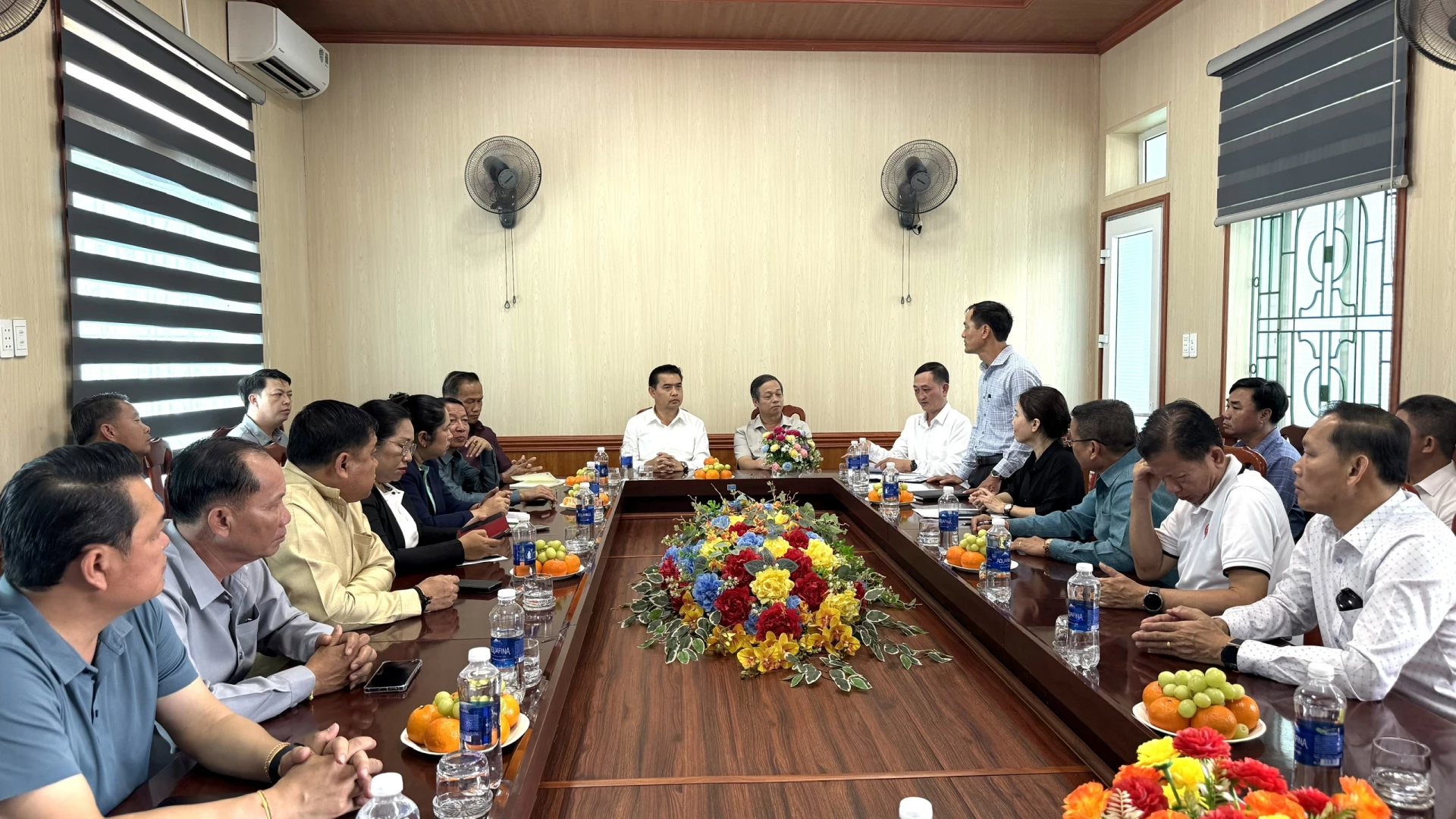 Đoàn đại biểu cấp cao tỉnh Khăm Muồn học hỏi kinh nghiệm về vận hành chính quyền cấp xã - Ảnh: NL