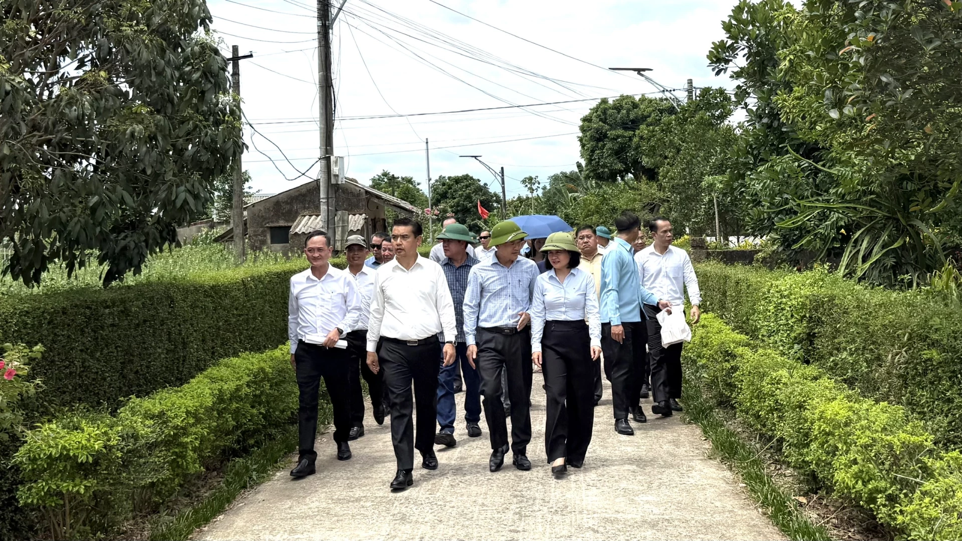 Đoàn đại biểu cấp cao tinh Khăm Muồn tham quan tuyến đường mẫu ở thôn Xuân Lai, xã Trường Phú - Ảnh: NL