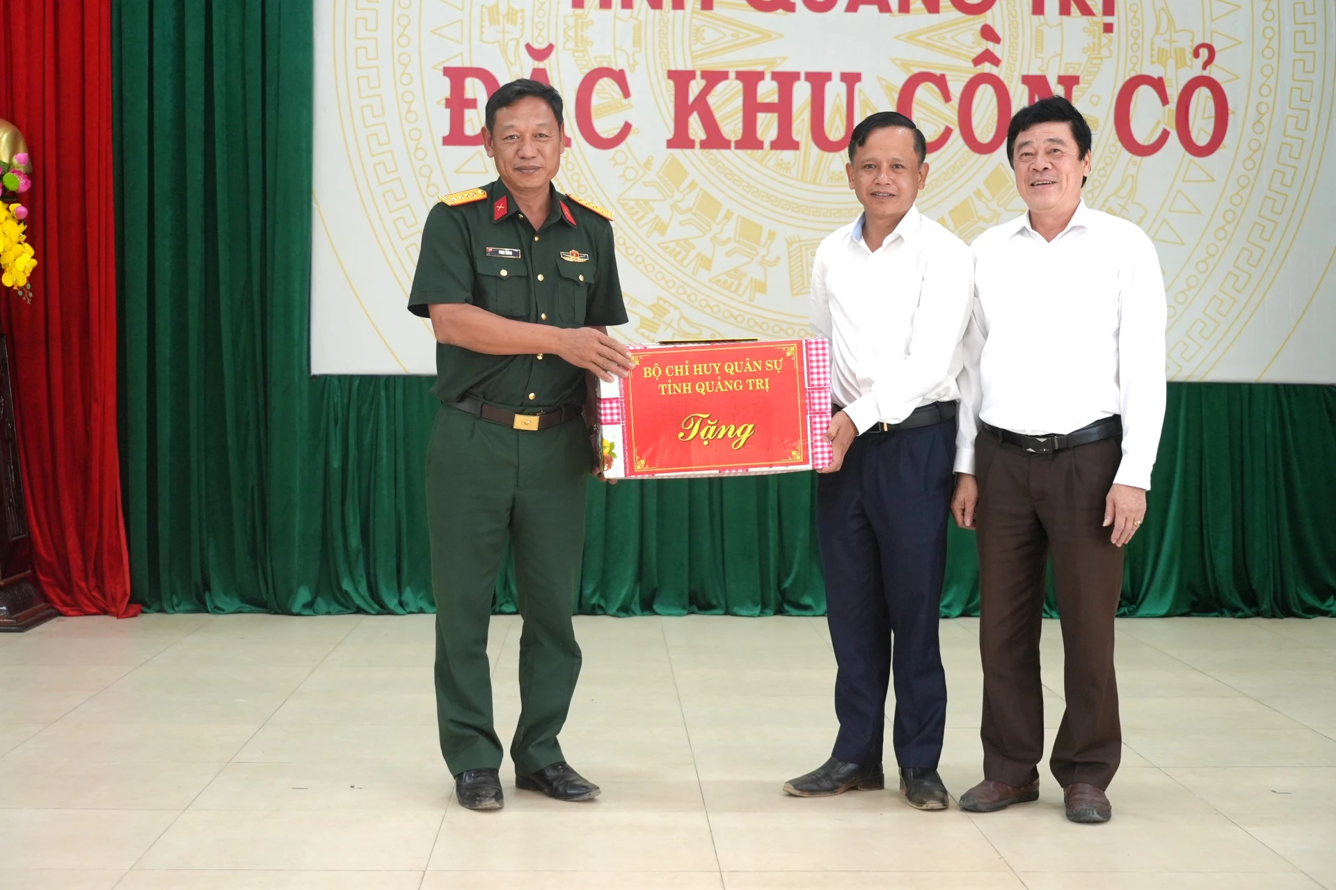 Đại tá Phan Thắng, Chỉ huy trưởng Bộ CHQS tỉnh tặng quà cho lãnh đạo đặc khu Cồn Cỏ - Ảnh: T.Đ