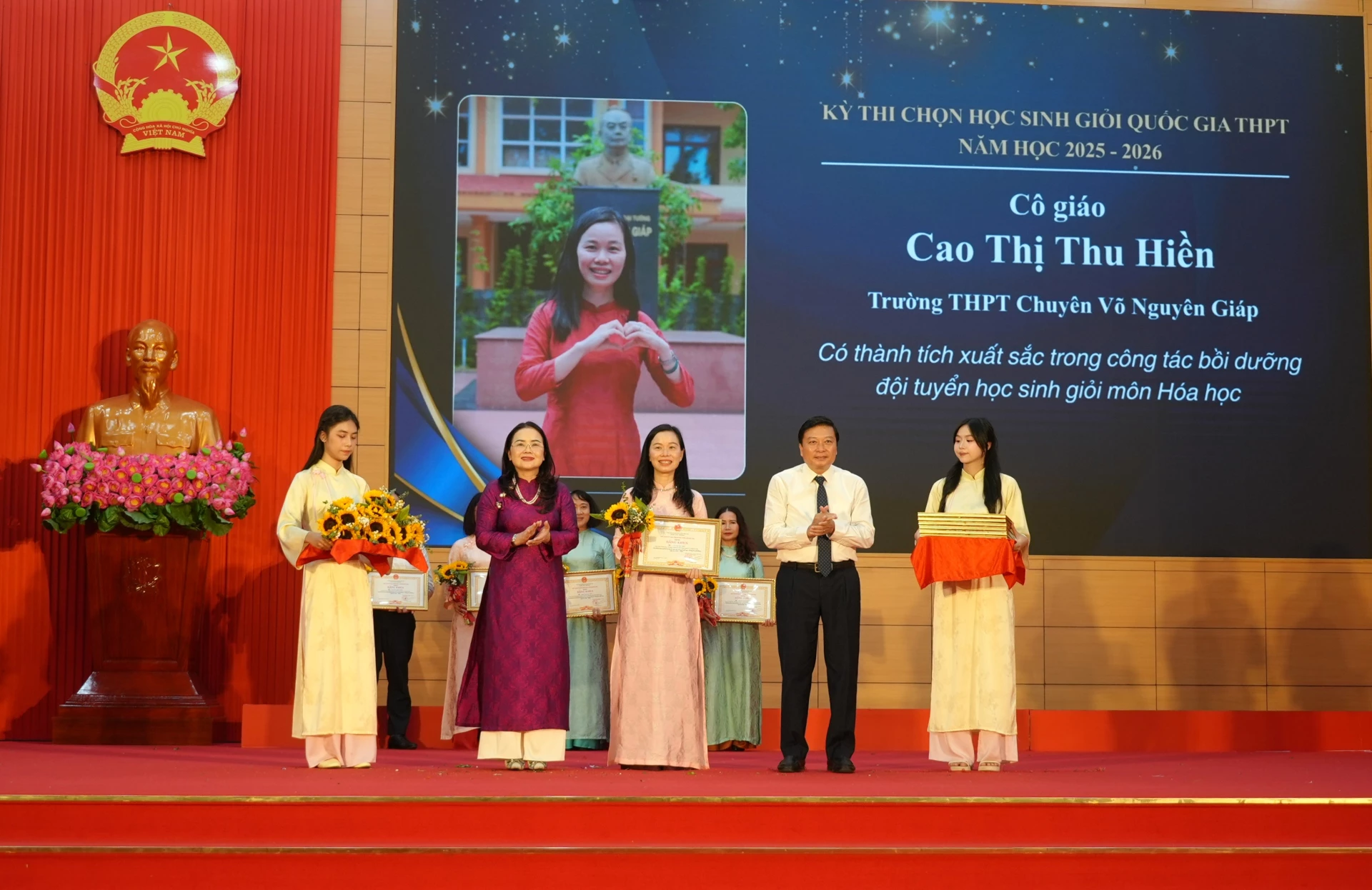 Tặng bằng khen cho 12 thầy cô giáo có thành tích xuất sắc trong công tác bồi dưỡng học sinh giỏi năm học 2025 – 2026.