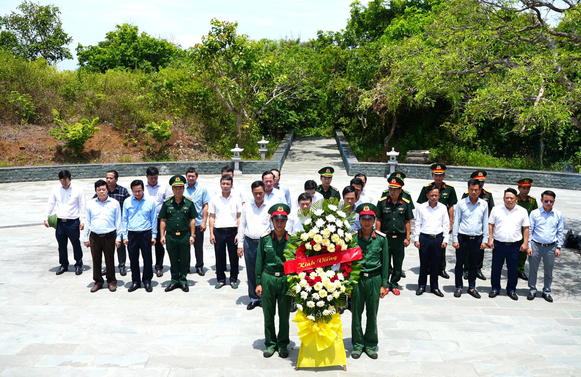 Các đồng chí lãnh đạo tỉnh dâng hoa, dâng hương tại Đài tưởng niệm anh hùng liệt sĩ đảo Cồn Cỏ - Ảnh: T.Đ