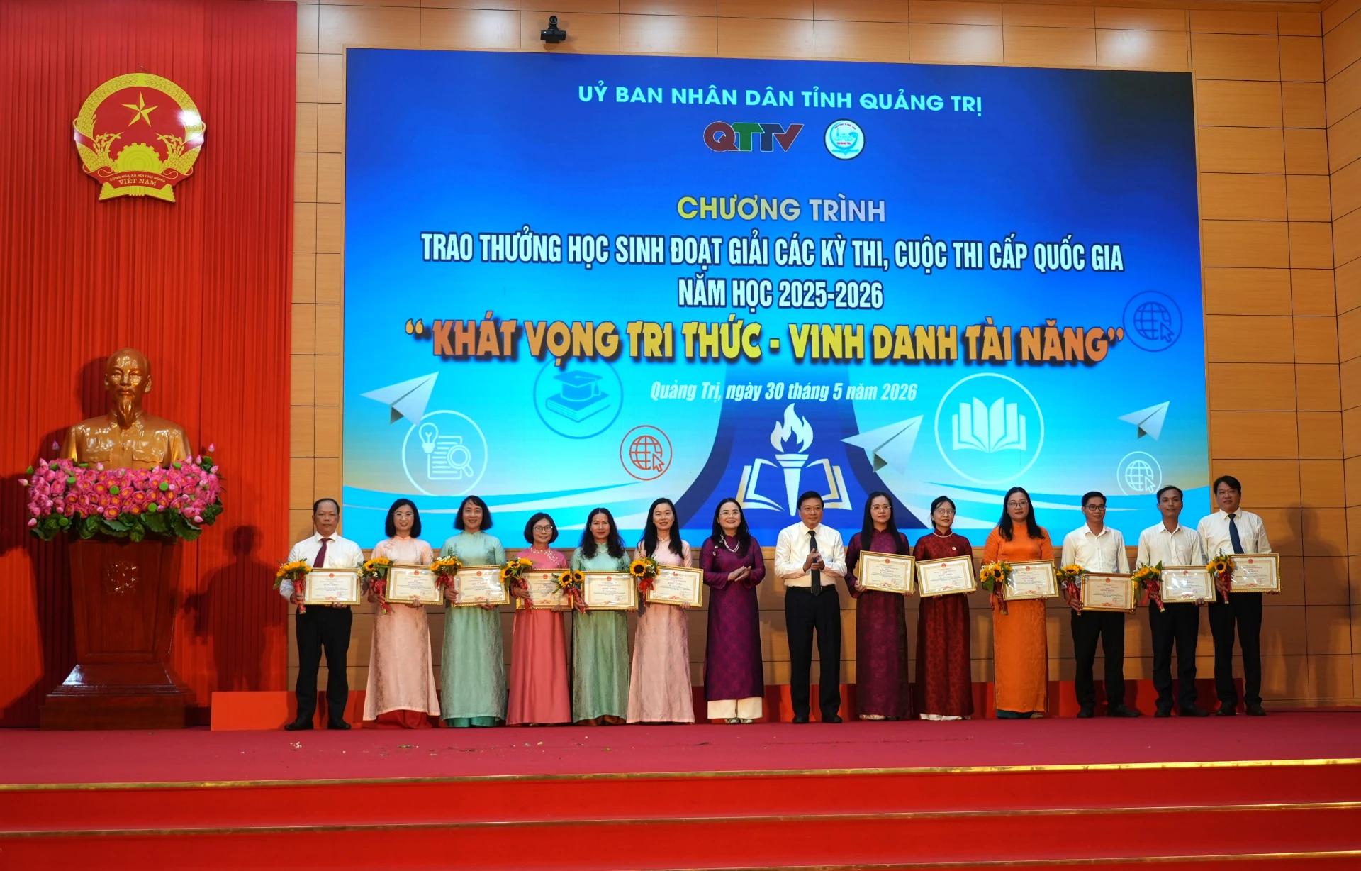  12 thầy cô giáo có thành tích xuất sắc trong công tác bồi dưỡng học sinh giỏi năm học 2025 – 2026 được trao thưởng - Ảnh: T.Đ