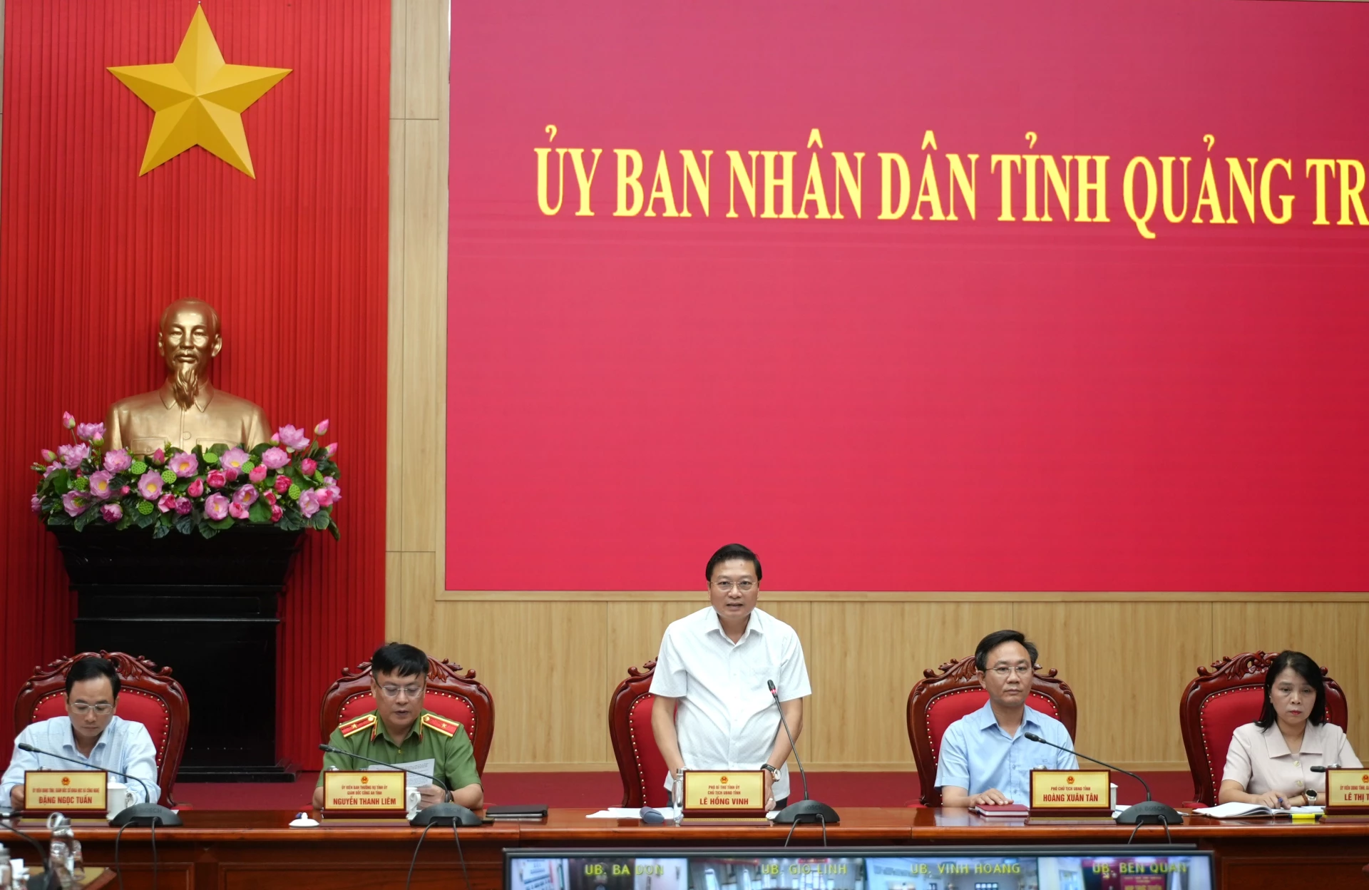 Đồng chí Lê Hồng Vinh, Chủ tịch UBND tỉnh và các đồng chí trong Thường trực các Ban chỉ đạo chủ trì phiên họp - Ảnh: T.Đ
