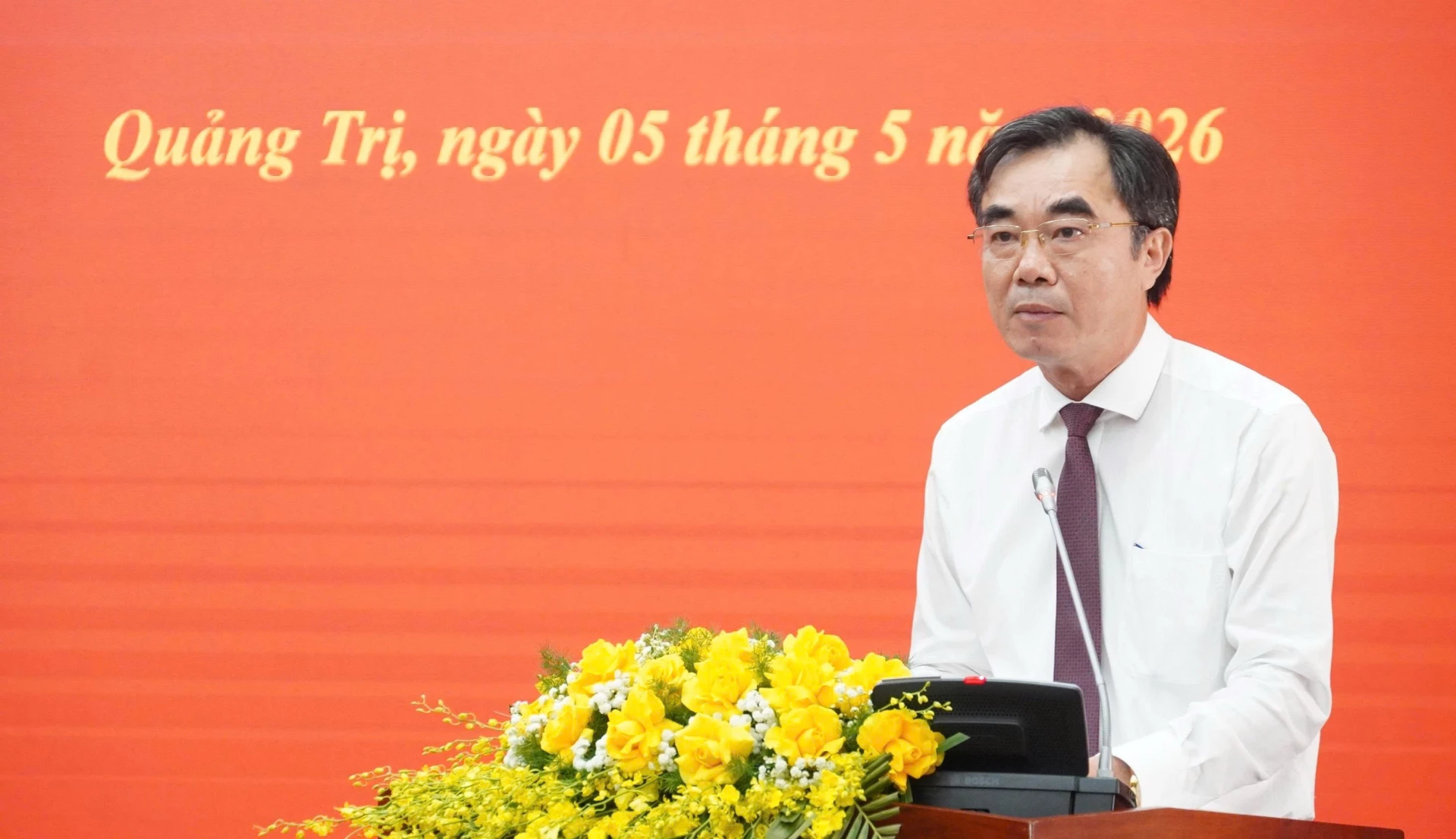 Đồng chí Nguyễn Lương Bình, Trưởng ban Tổ chức Tỉnh ủy công công bố các quyết định của Ban Bí thư, Ban Thường vụ Tỉnh ủy về công tác cán bộ - Ảnh: Q.V