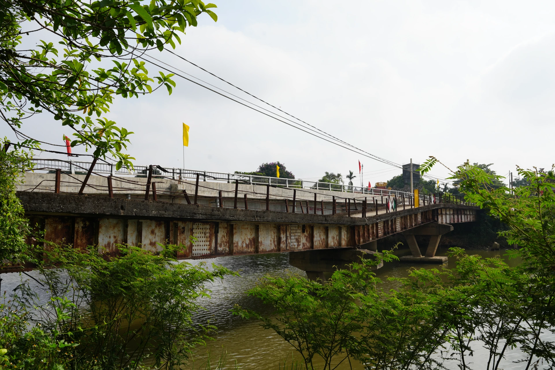 Hiện trạng cầu Câu Nhi cũ đang trong quá trình tháo dỡ. Tại buổi kiểm tra, Chủ tịch HĐND tỉnh Nguyễn Đăng Quang yêu cầu các đơn vị phải khẩn trương hoàn thiện đường dẫn cầu mới và xử lý dứt điểm cầu cũ để đảm bảo an toàn tuyệt đối cho người dân khi lưu thông qua khu vực này - Ảnh: Mỹ Nhị 