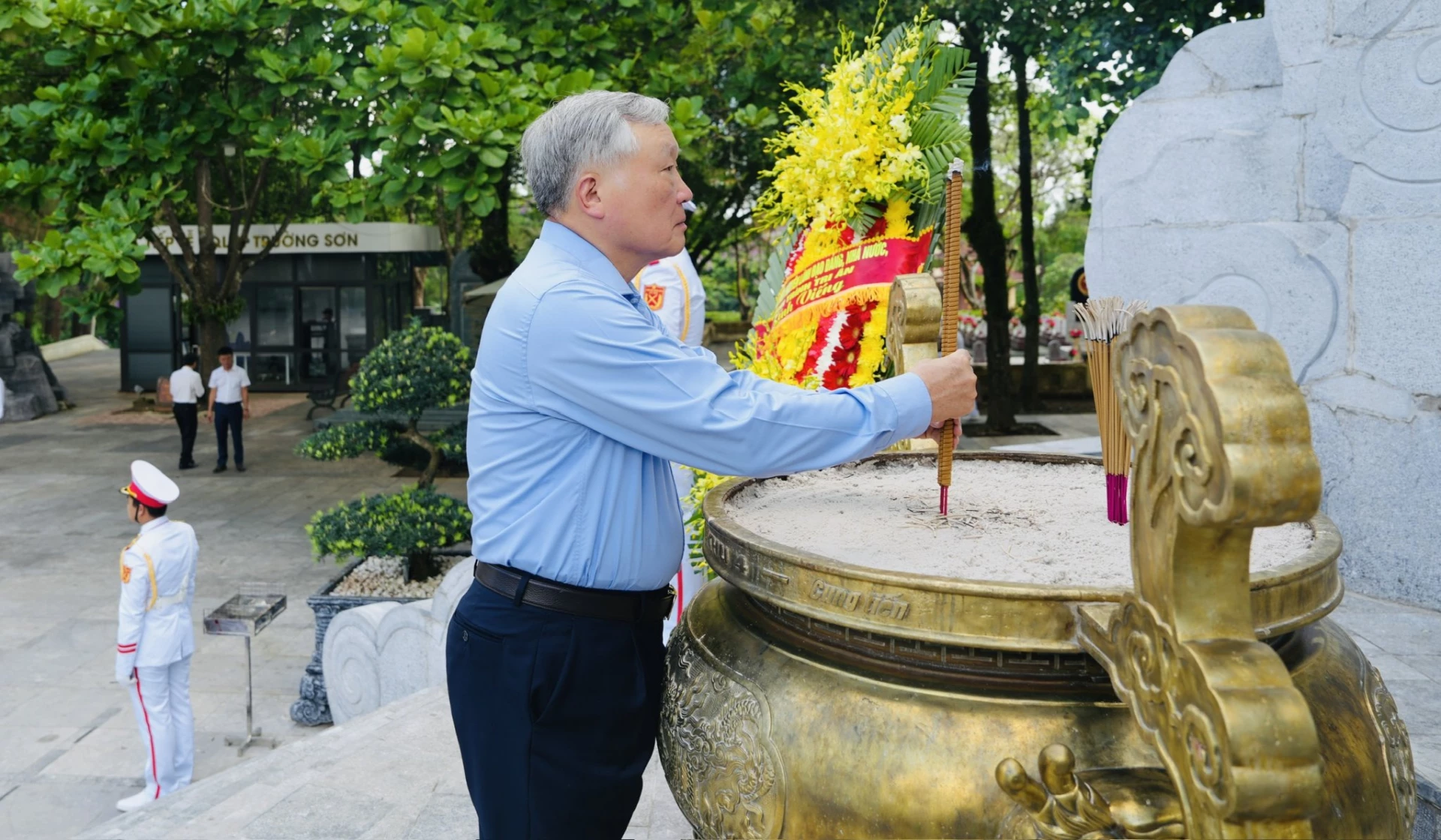 Đồng chí Nguyễn Hòa Bình, nguyên Ủy viên Bộ Chính trị, nguyên Phó Thủ tướng Thường trực Chính phủ dâng hương tưởng niệm các anh hùng liệt sĩ tại Nghĩa trang liệt sĩ quốc gia Trường Sơn - Ảnh: Mỹ Nhị